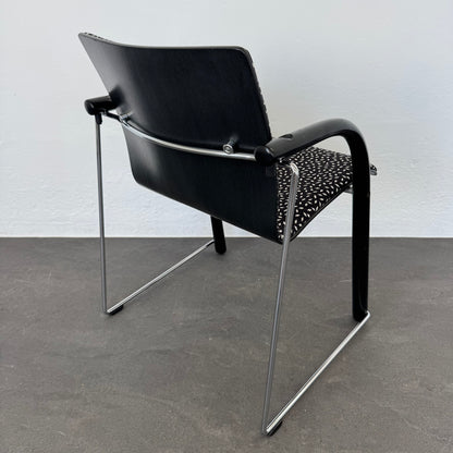 Thonet S 320 P Polsterstuhl mit schwarzer Rückenschale