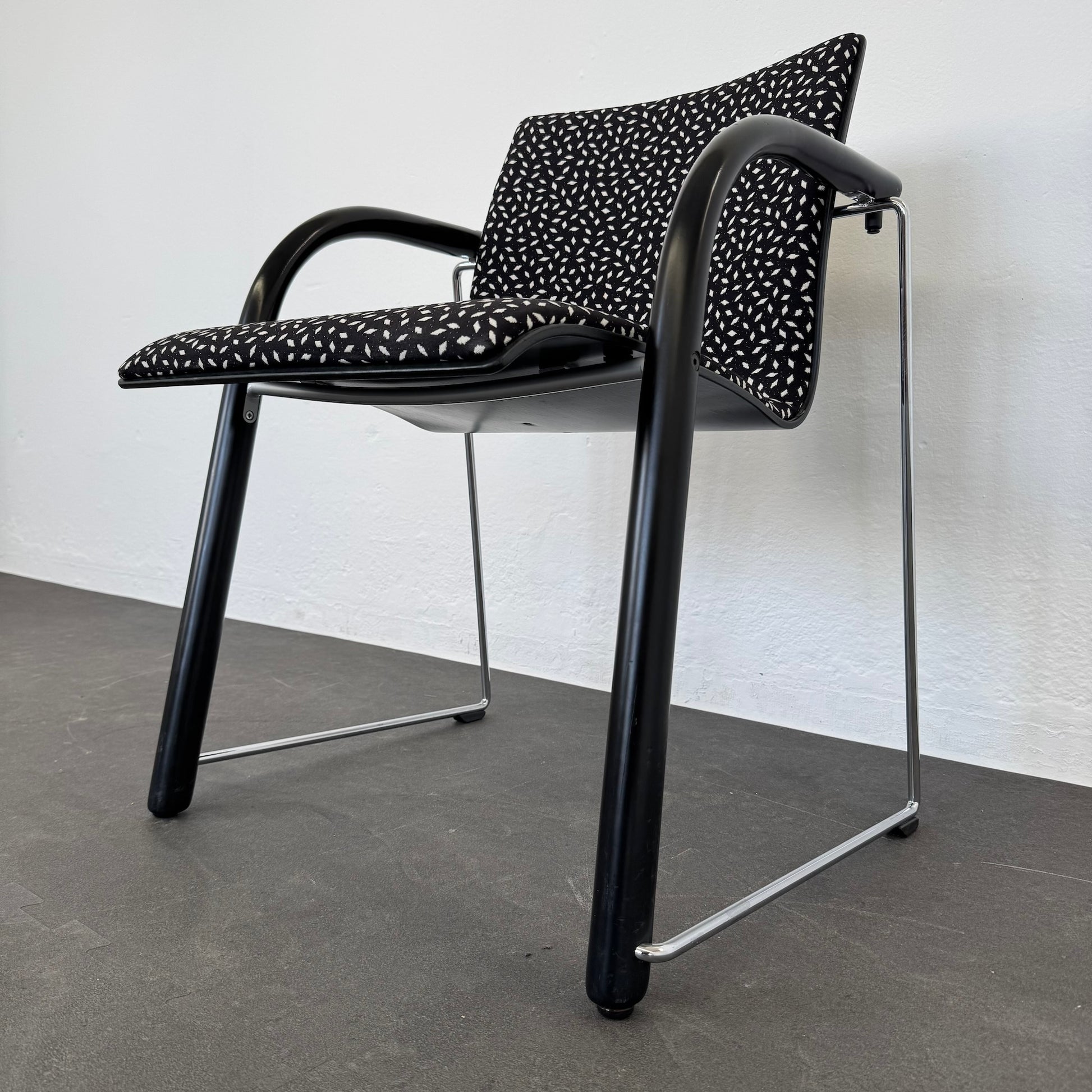 Thonet S 320 P Polsterstuhl stapelbar