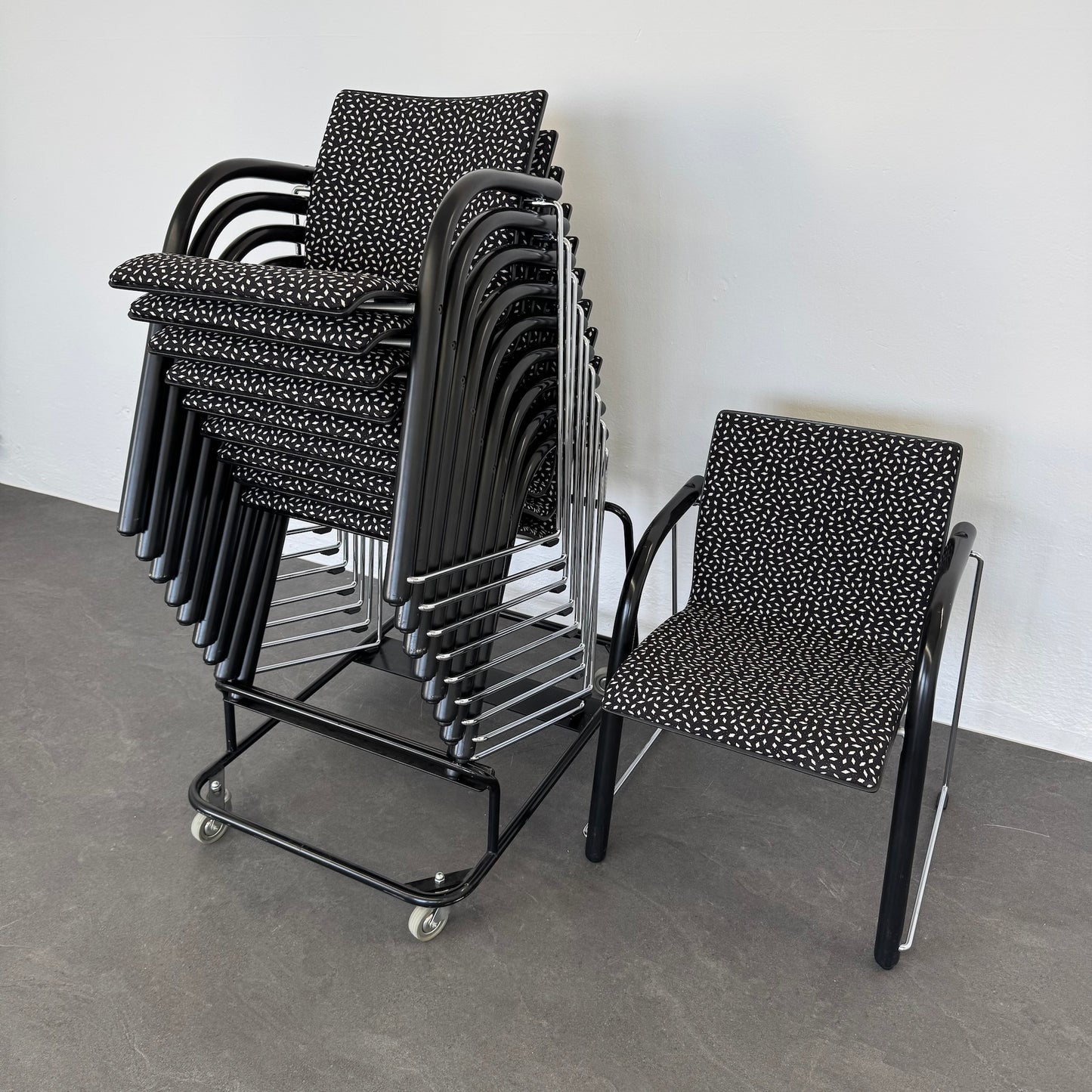 Thonet S 320 P Polsterstuhl mit Transportwagen