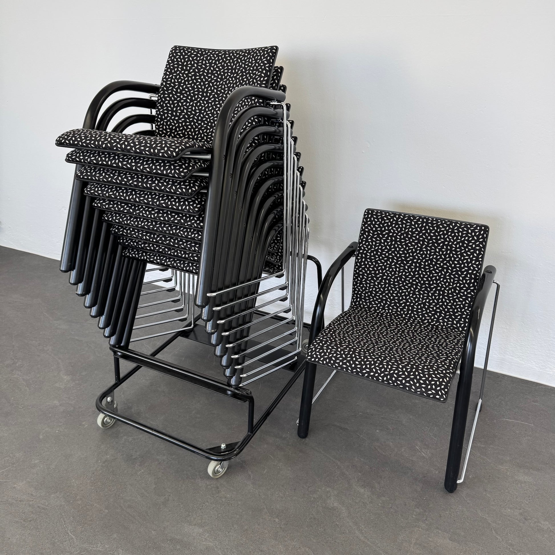 Thonet S 320 P Polsterstuhl mit Transportwagen