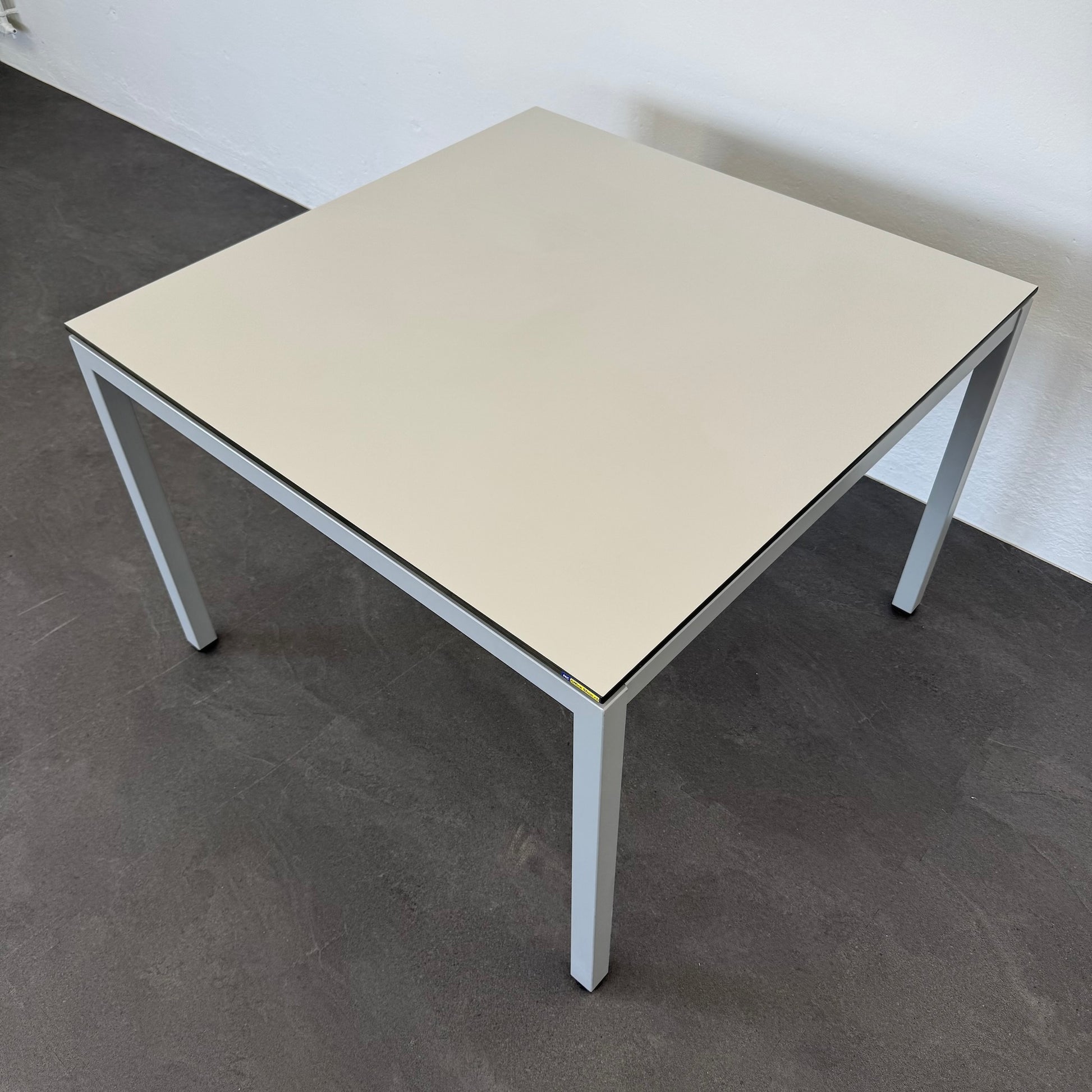 Lista Office Motion Sitzungstisch mit Gestell Silbergrau
