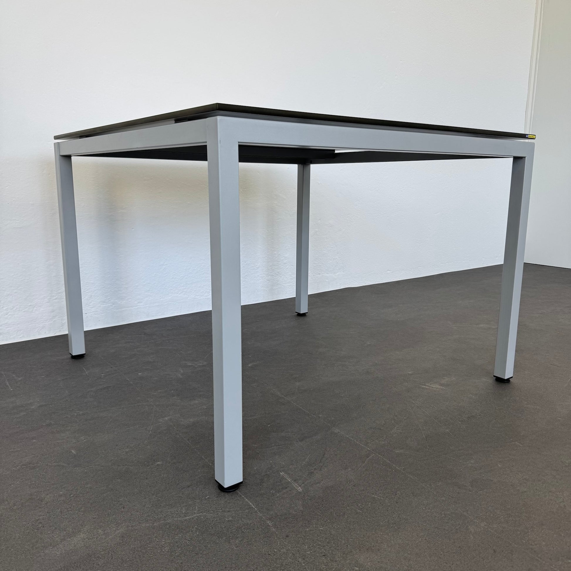 Lista Office Motion Sitzungstisch seitliche Ansicht