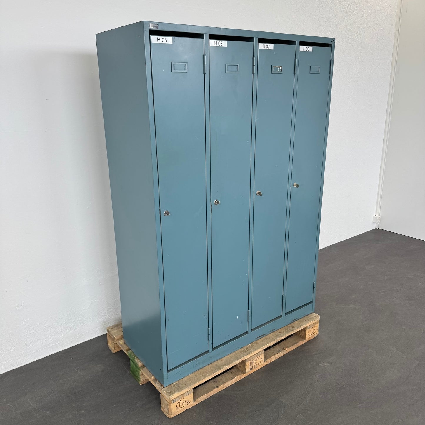 Ernst Schaer Classic Garderobenschrank mit  allen Abteilen geschlossen
