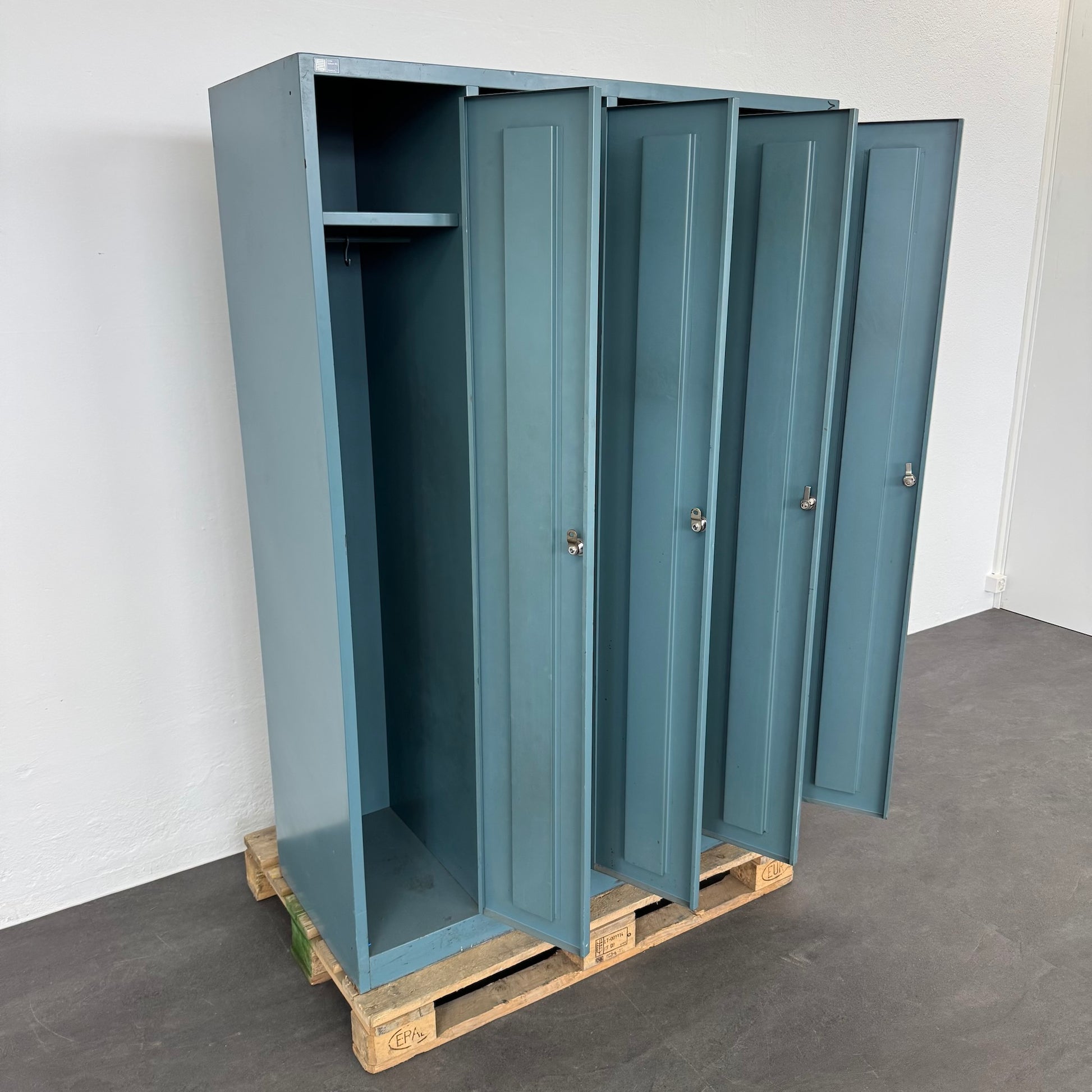 Ernst Schaer Classic Garderobenschrank mit allen Abteilen offen von links