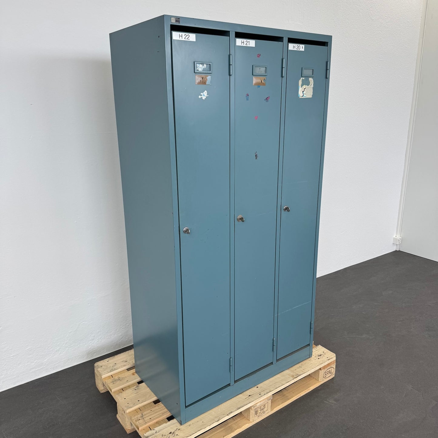 Ernst Schaer Classic Garderobenschrank mit  allen Abteilen geschlossen