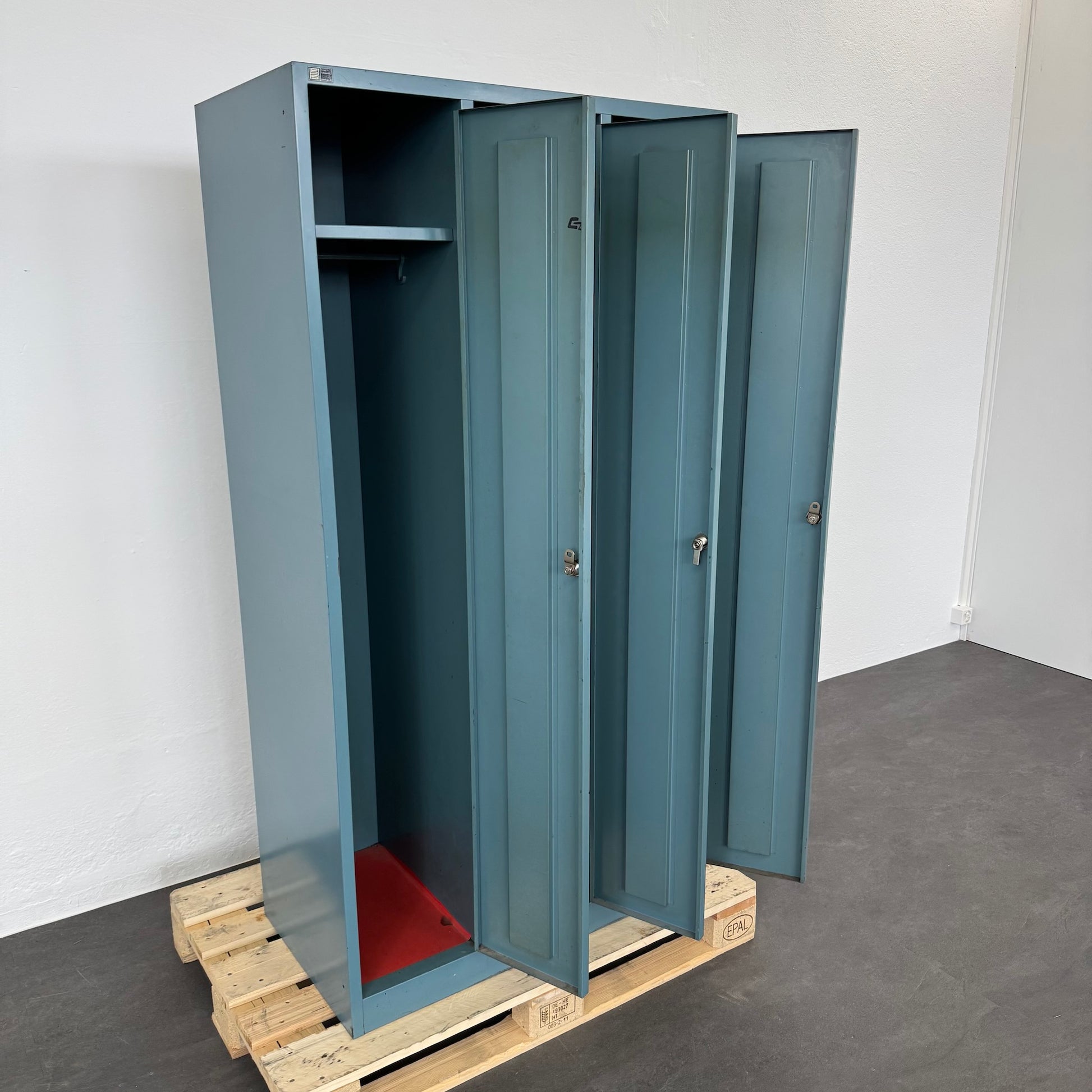 Ernst Schaer Classic Garderobenschrank mit  einem Abteilen offen von links