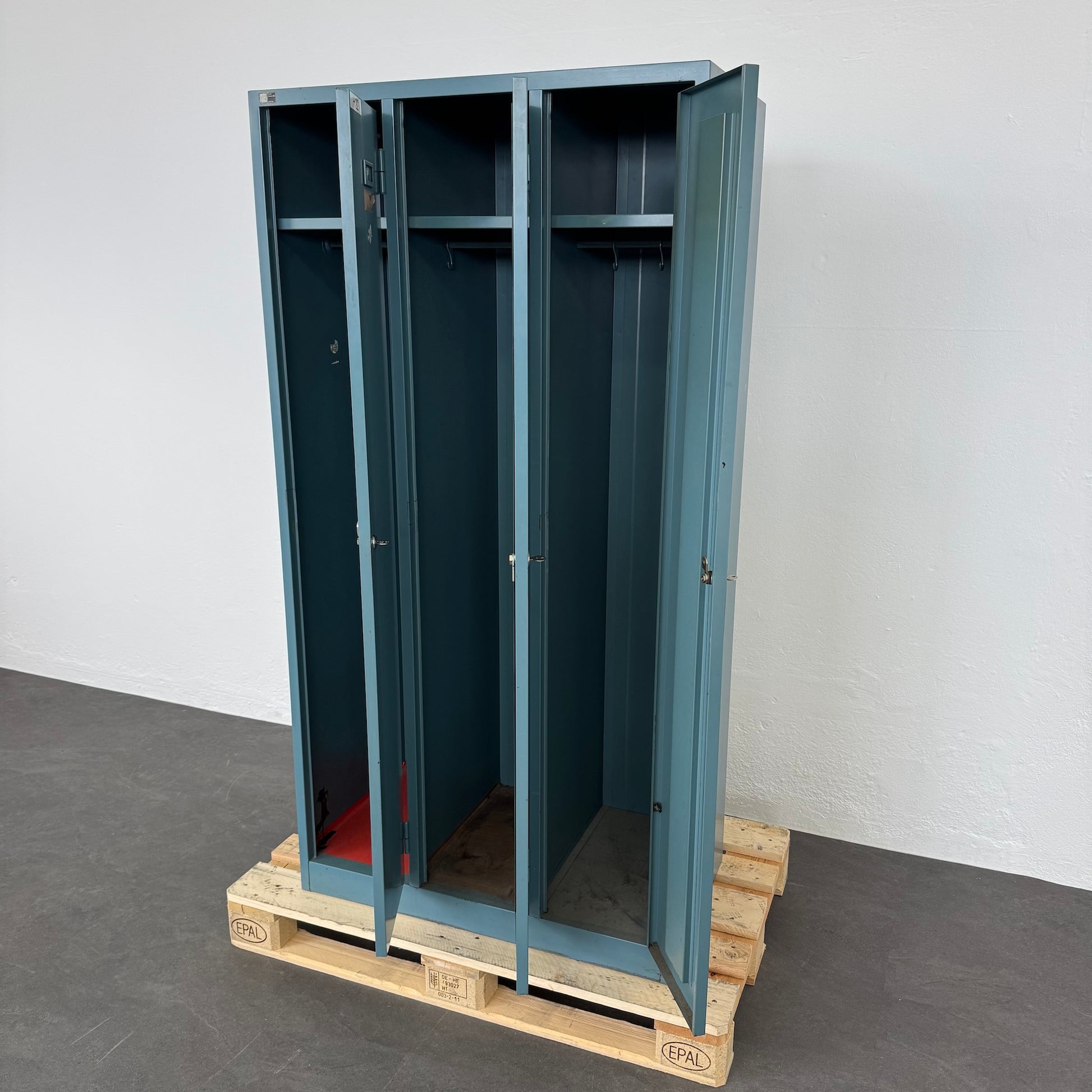 Ernst Schaer Classic Garderobenschrank mit  allen Abteilen offen von rechts