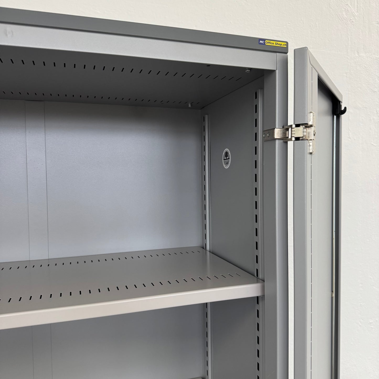 Lista Office Storage Flügeltür-Aktenschrank Detailfoto Fachböden