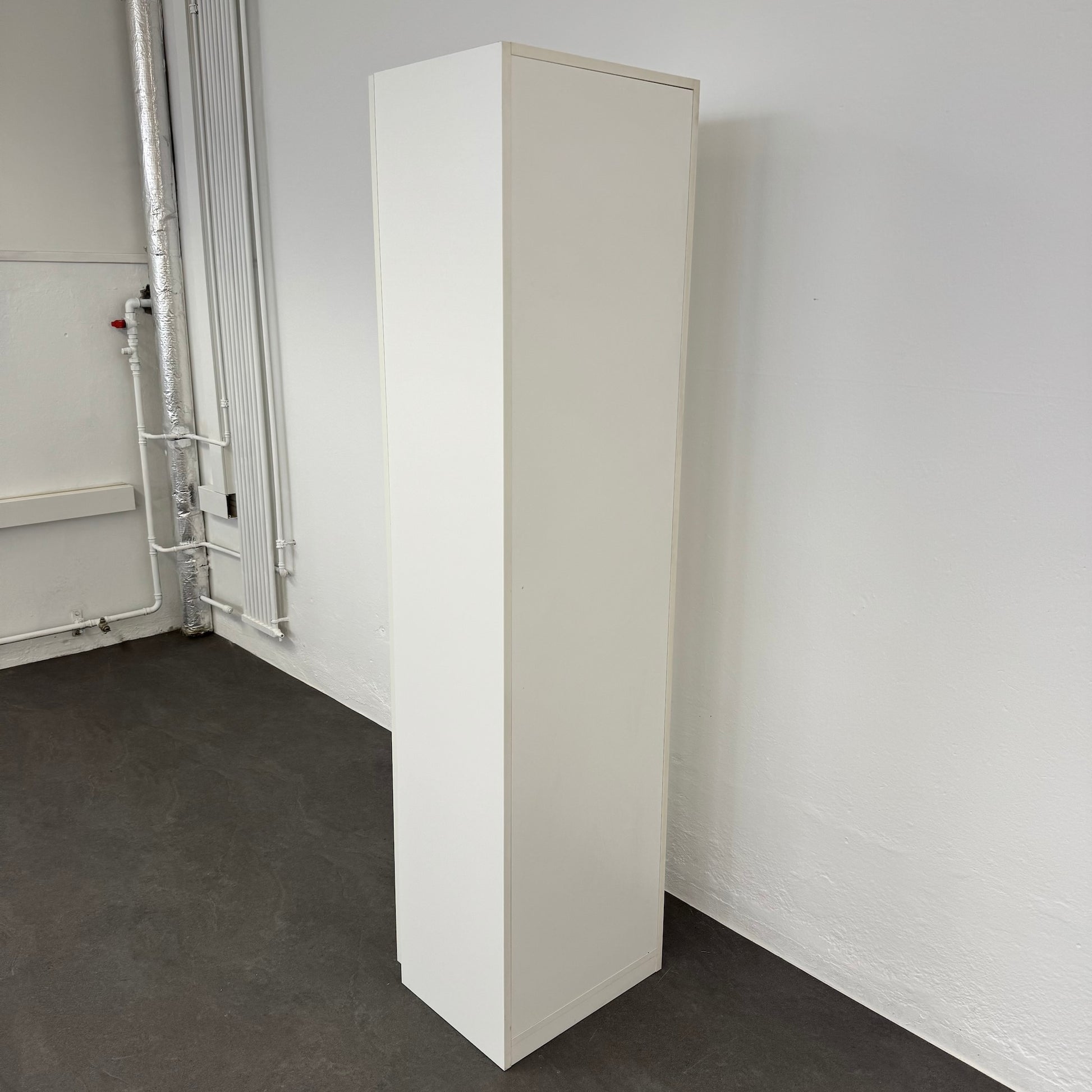 Zemp Classic Flügeltür-Garderobenschrank Ansicht von der Seite