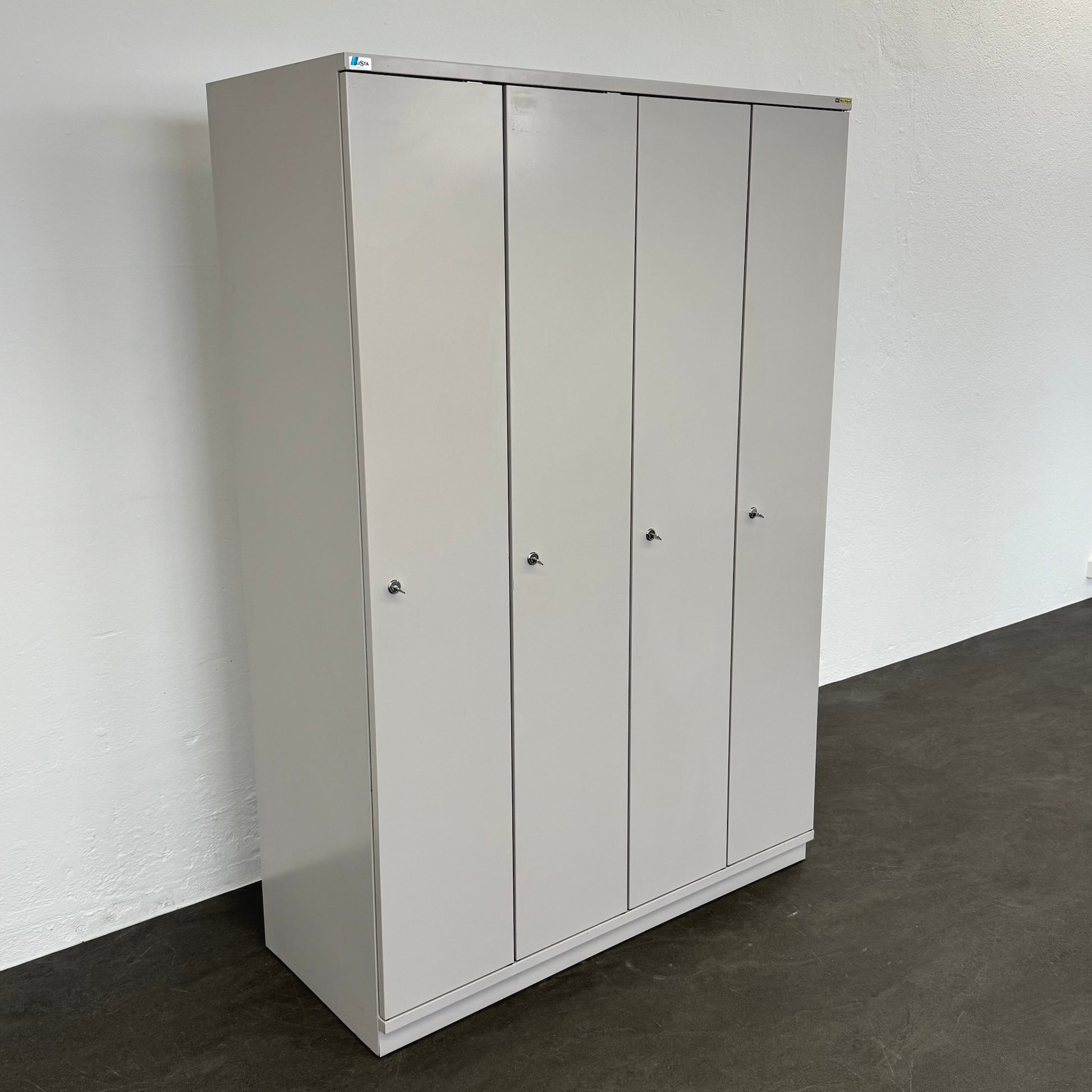 Lista Classic Garderobenschrank mit  allen Abteilen geschlossen von links