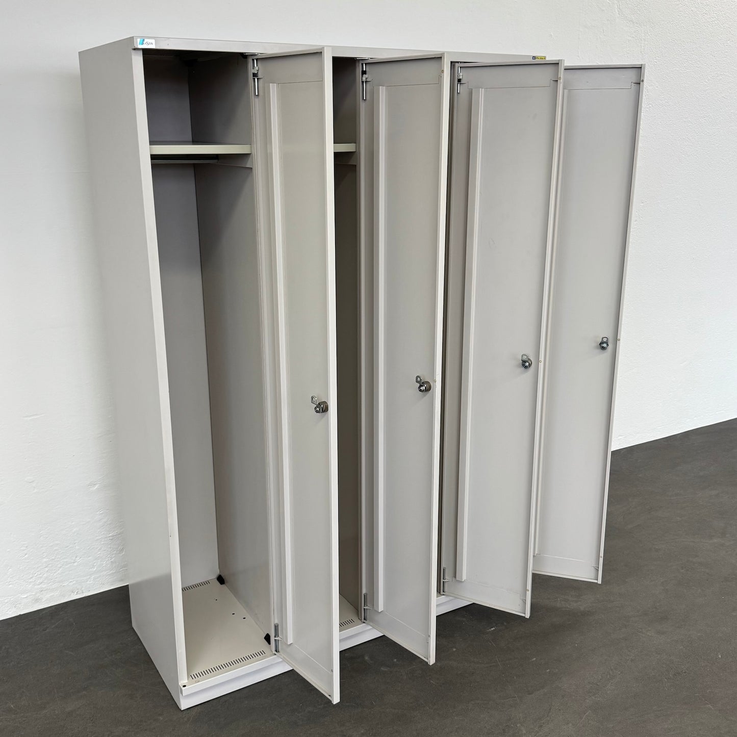 Lista Classic Garderobenschrank mit  allen Abteilen offen von links