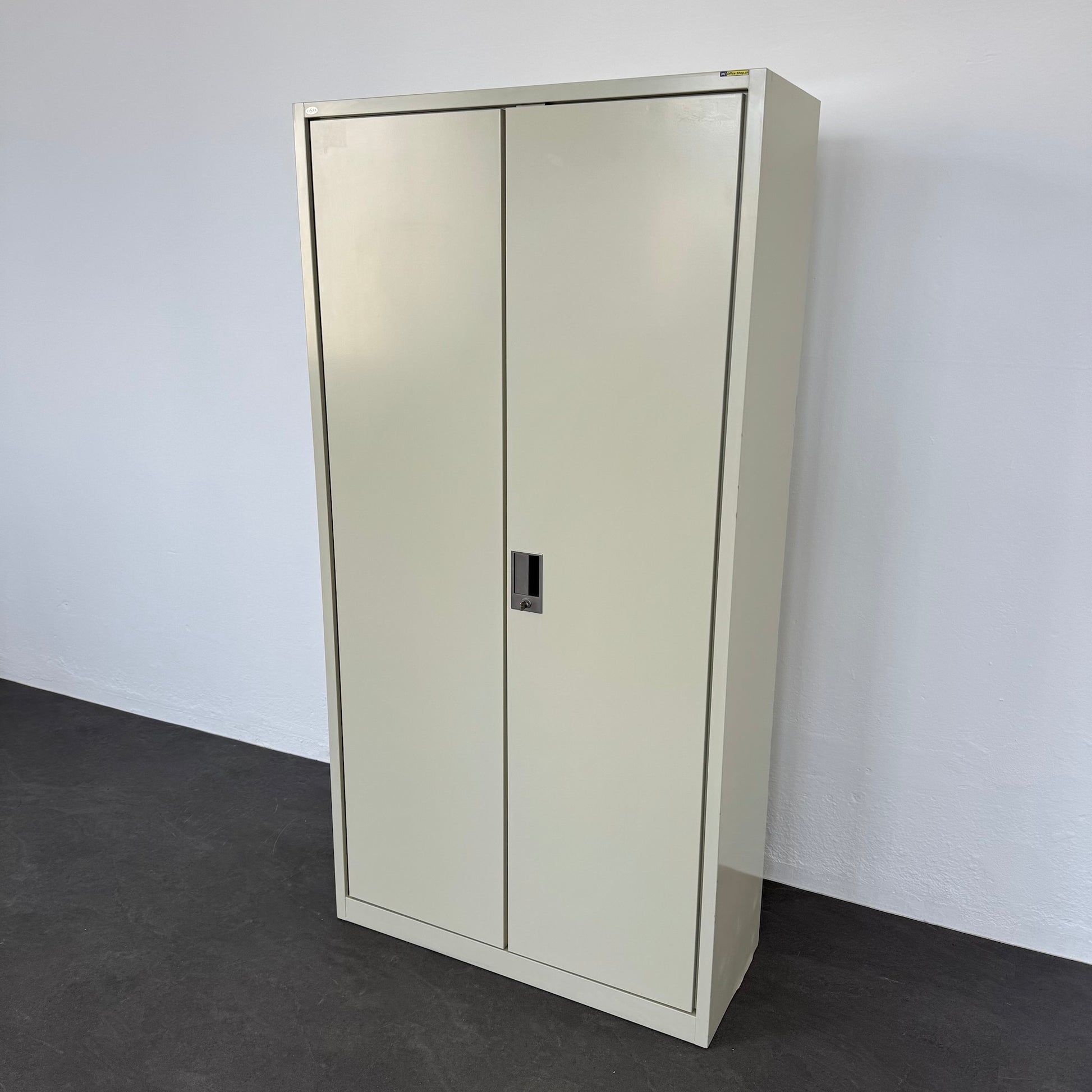 Lista Office Storage Flügeltür-Aktenschrank geschlossen von links