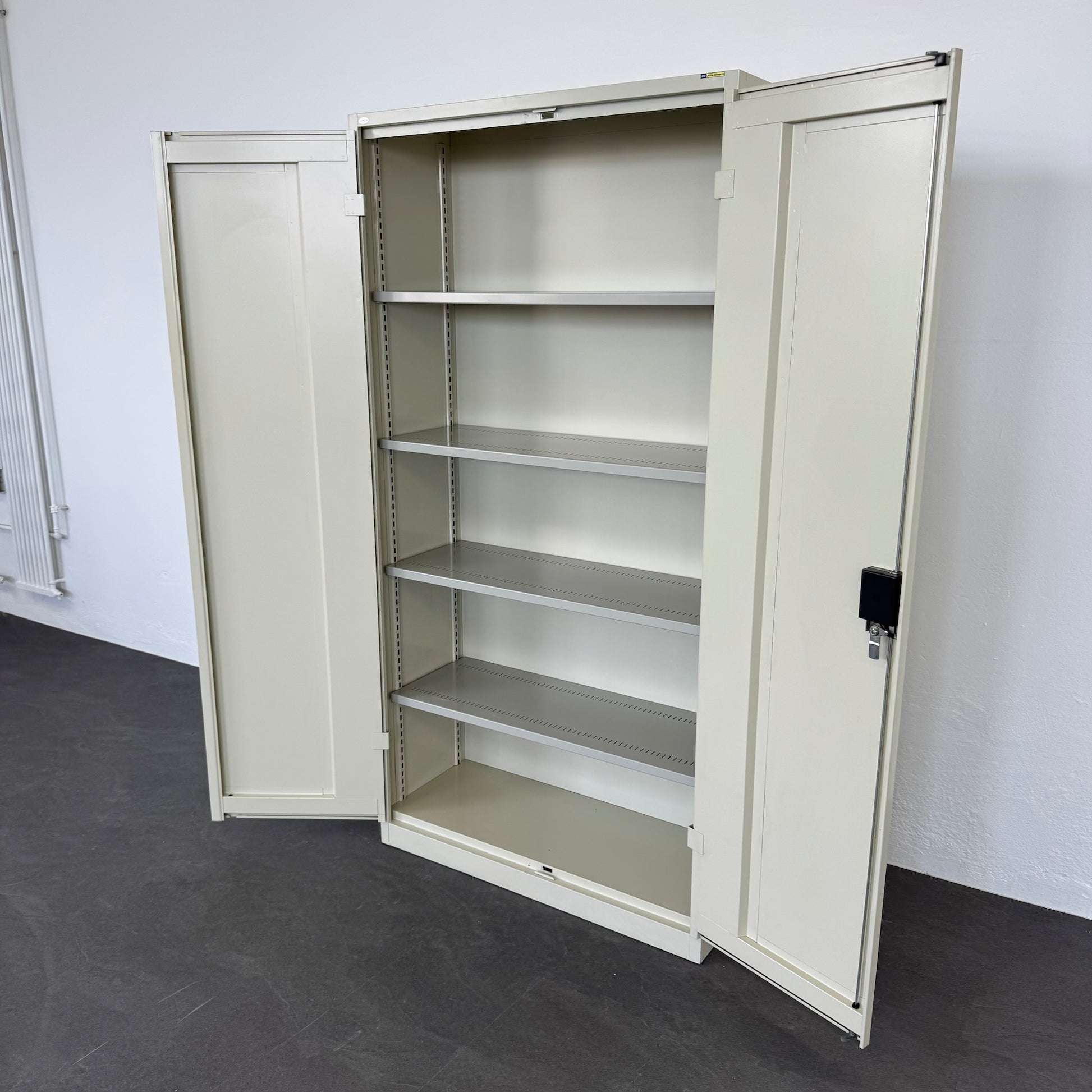 Lista Office Storage Flügeltür-Aktenschrank offen von rechts