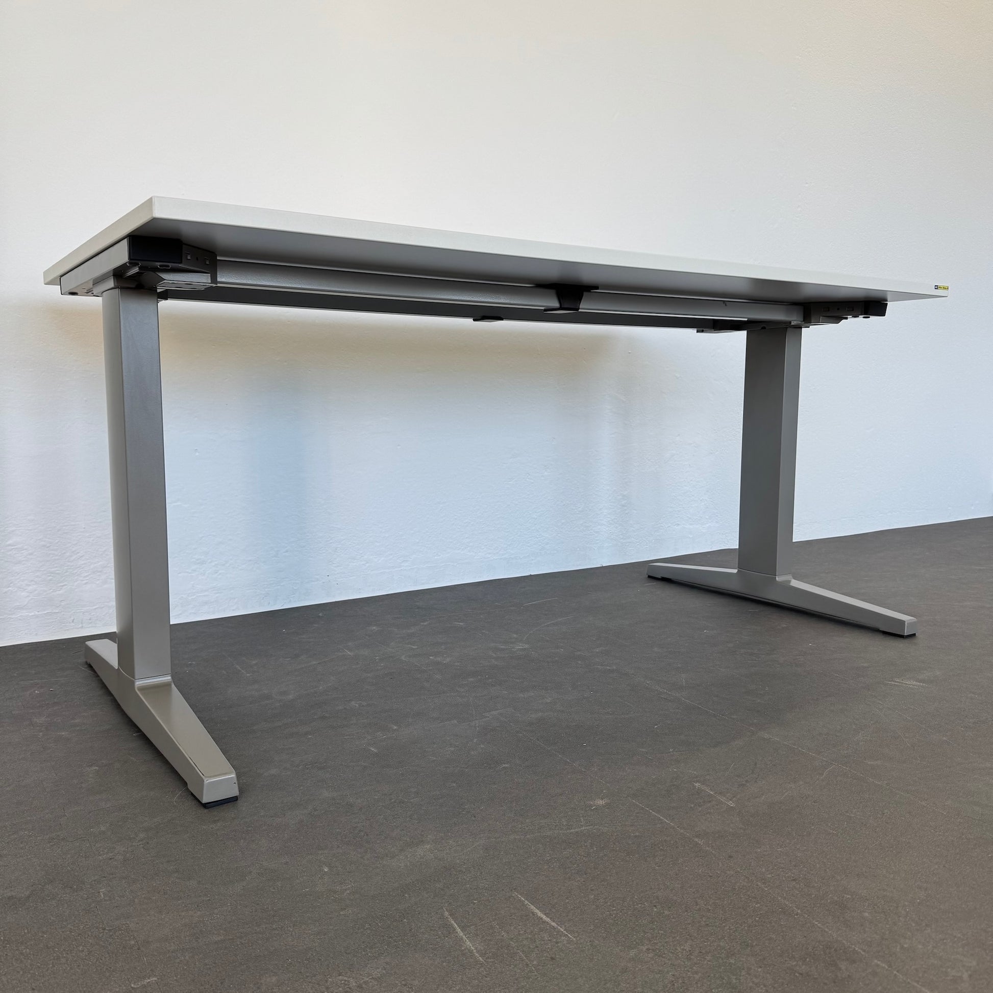 Haworth Kiron Schreibtisch mit anthrazitem Gestell