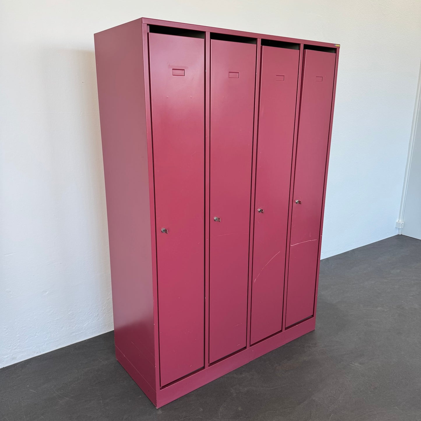 Lista Classic Garderobenschrank mit  allen Abteilen geschlossen von links