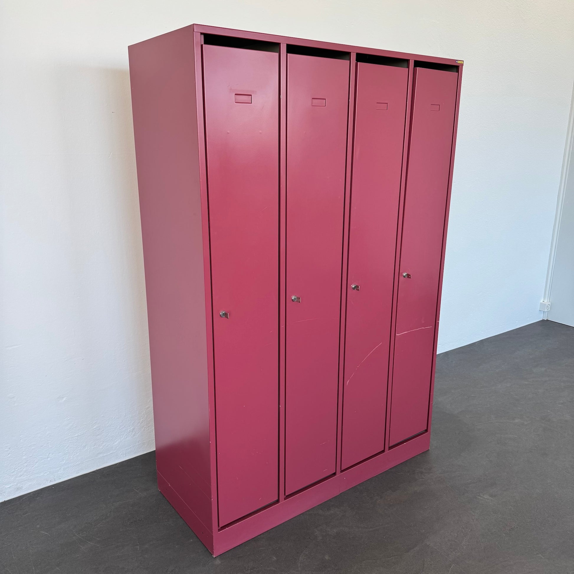 Lista Classic Garderobenschrank mit  allen Abteilen geschlossen von links