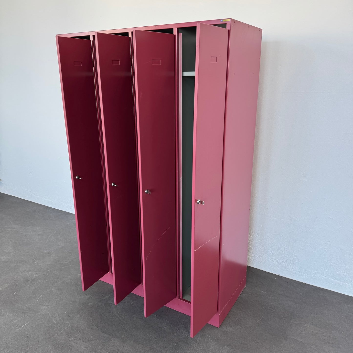 Lista Classic Garderobenschrank mit  allen Abteilen offen von rechts