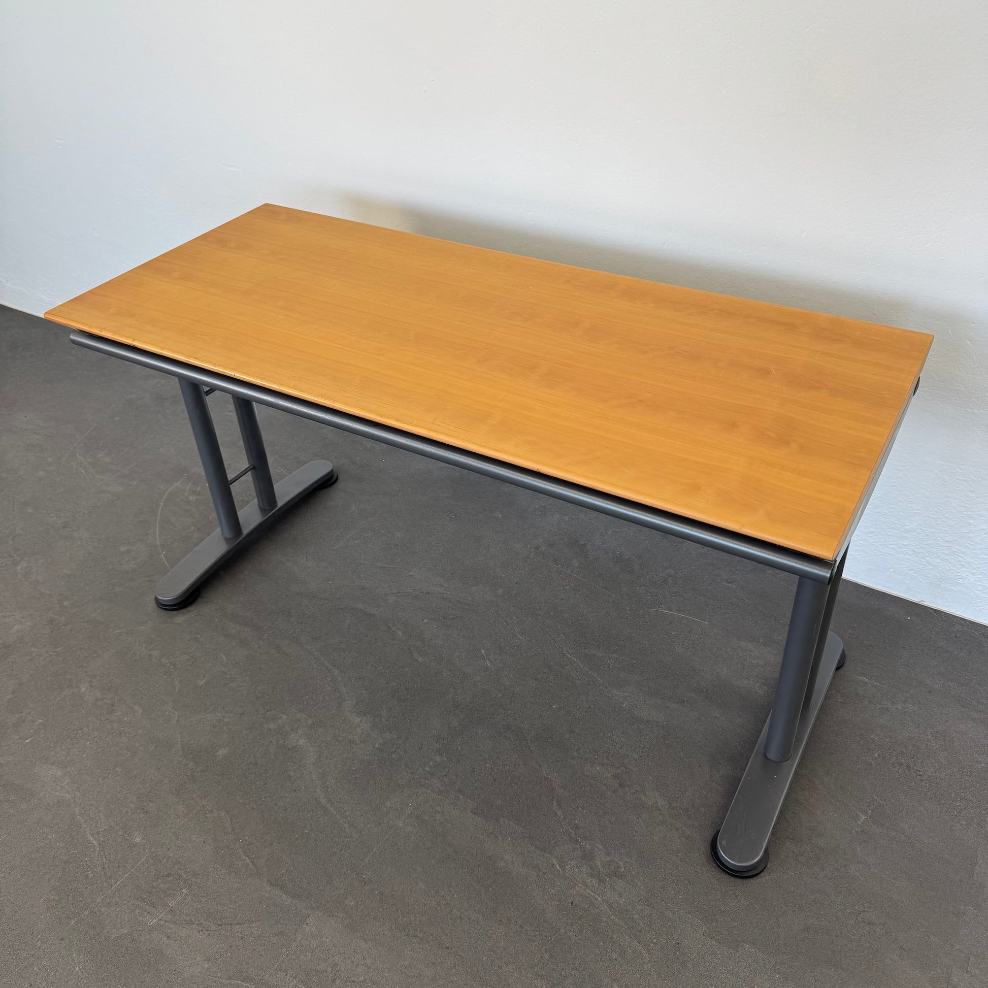 Ergodata System Desk Schreibtisch mit fixer Höhe von 715mm
