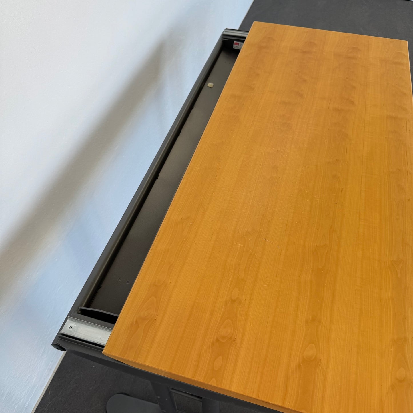 Ergodata System Desk Schreibtisch Detailfoto Kabelkanal