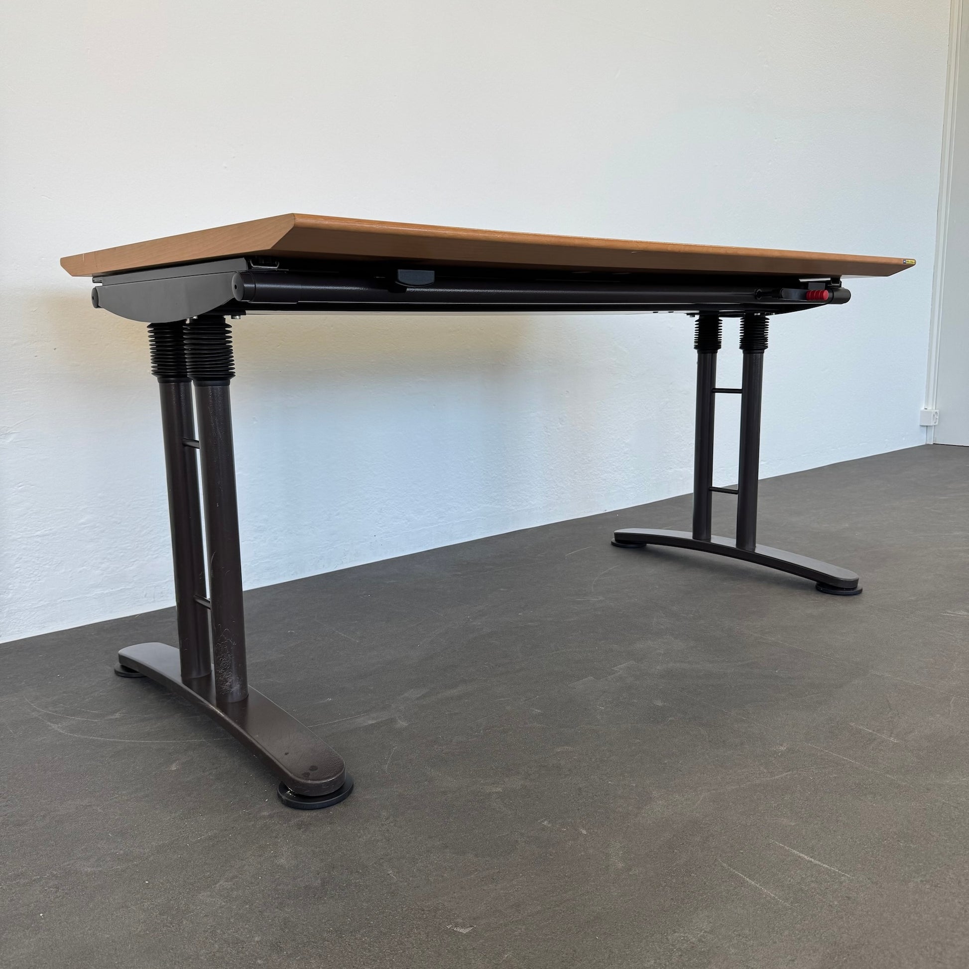 Ergodata System Desk Schreibtisch seitliche Ansicht