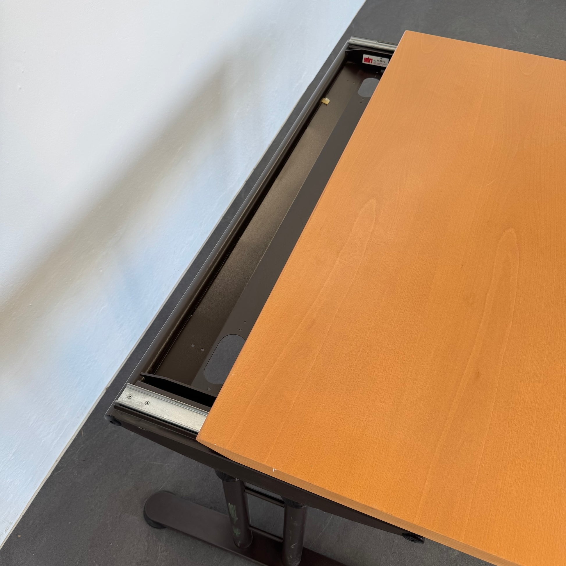 Ergodata System Desk Schreibtisch Detailfoto Kabelkanal