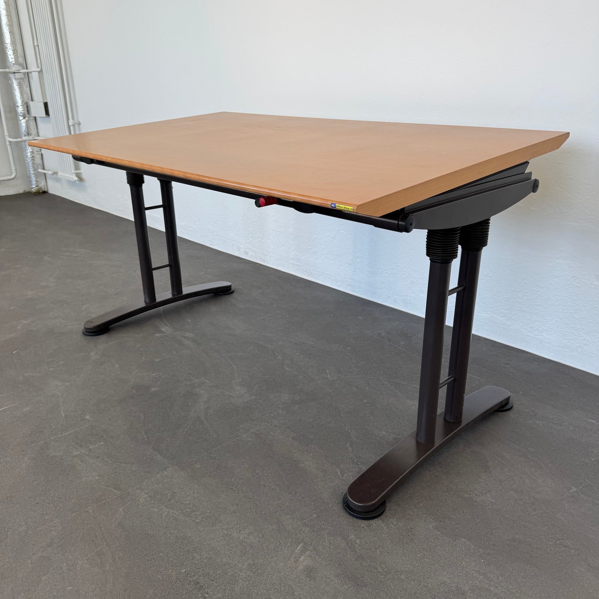 Ergodata System Desk Schreibtisch mit genigter Tischplatte