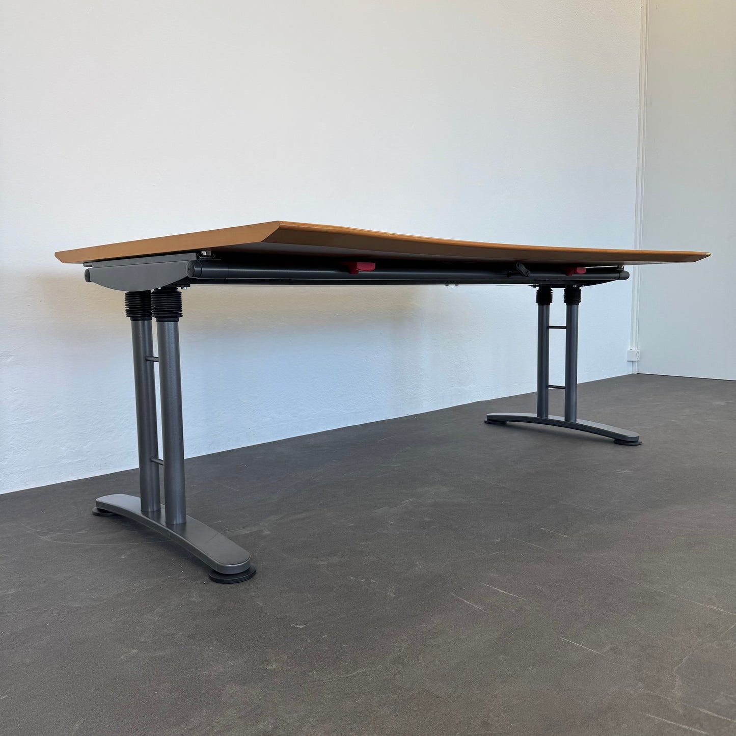 Ergodata System Desk Schreibtisch seitliche Ansicht