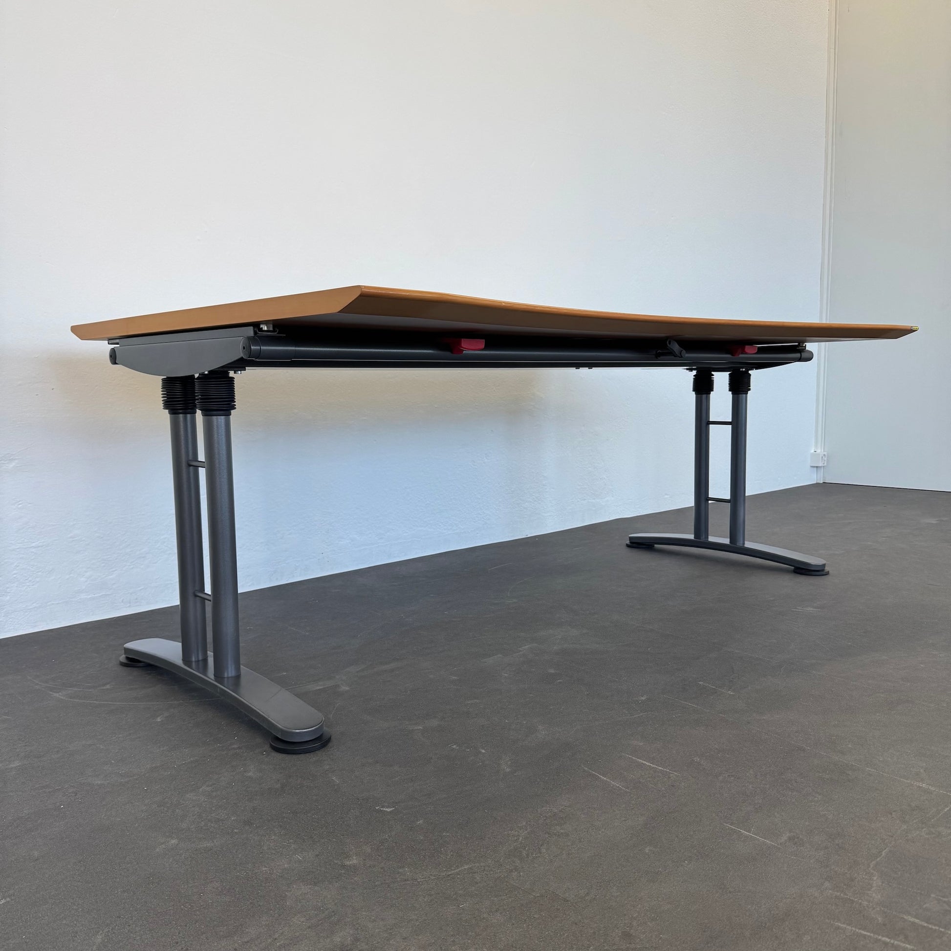 Ergodata System Desk Schreibtisch seitliche Ansicht