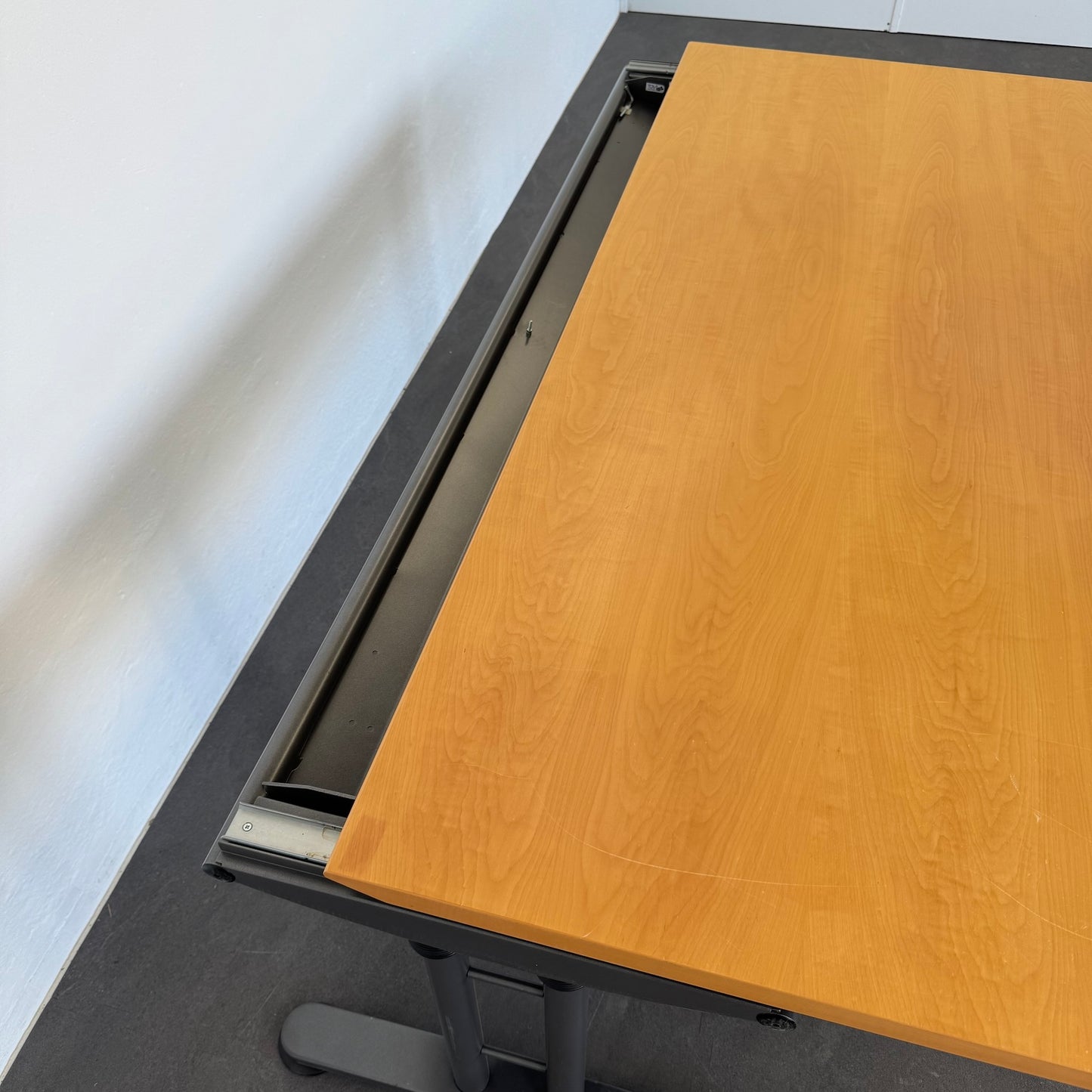 Ergodata System Desk Schreibtisch Detailfoto Kabelkanal
