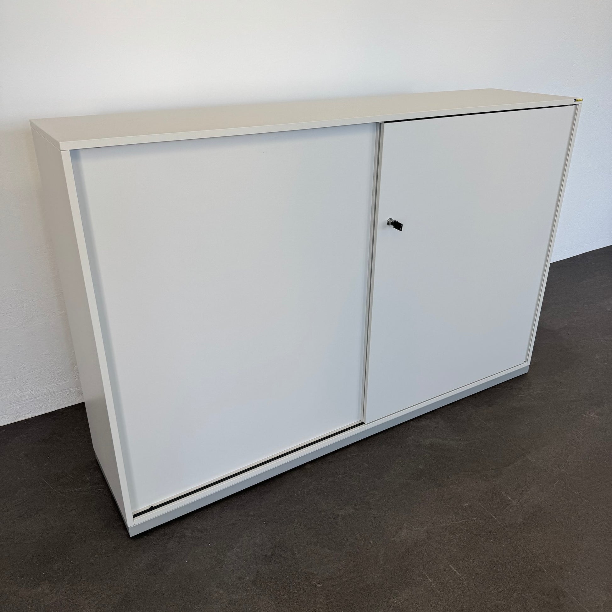 Steelcase Share It Duo Schiebetürschrank Ansicht von der Seite