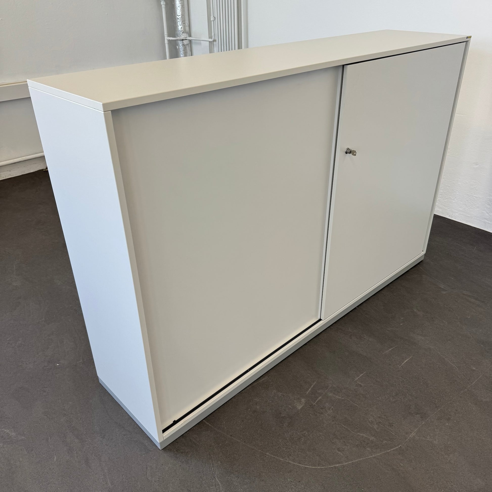 Steelcase Share It Duo Schiebetürschrank muss freistehend sein