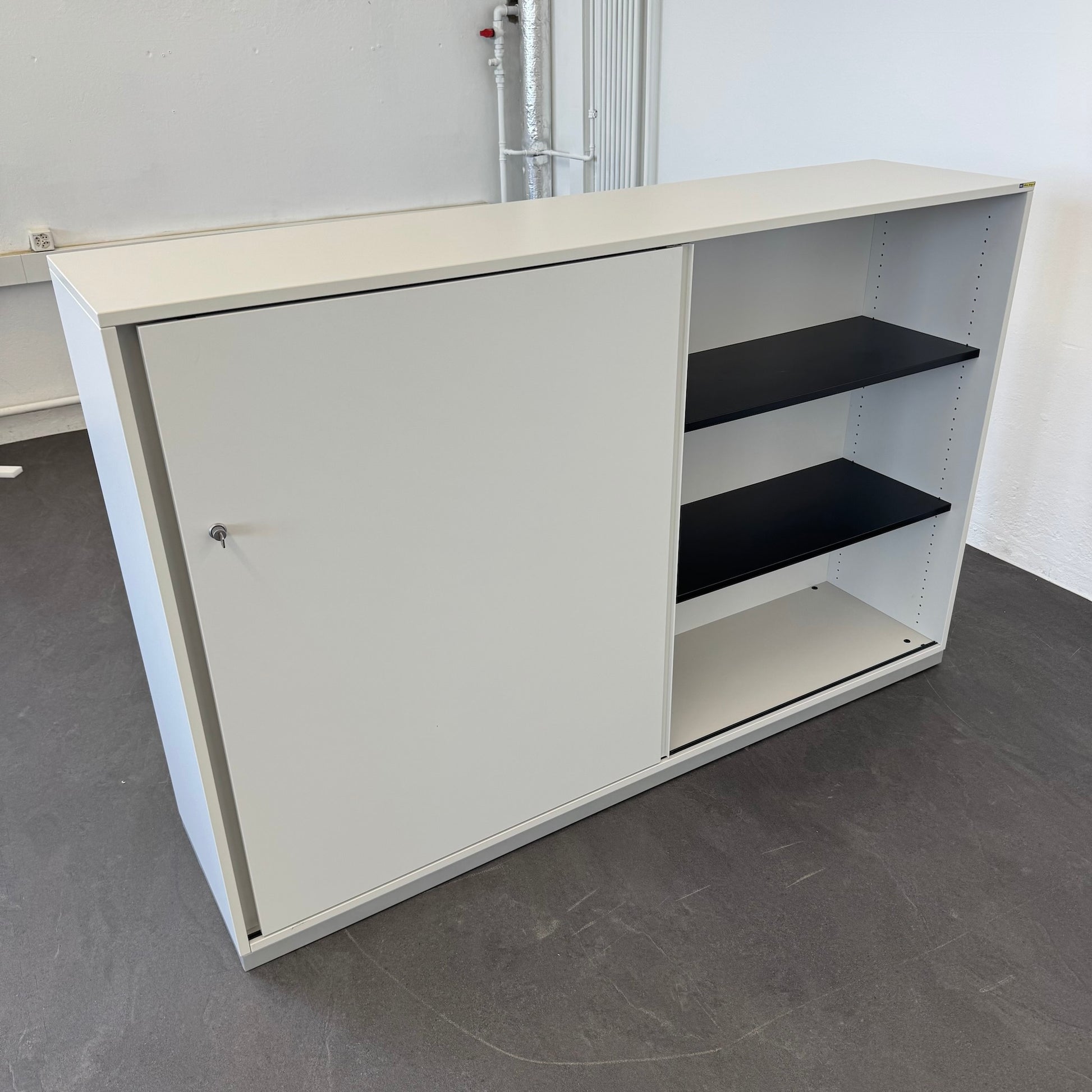 Steelcase Share It Duo Schiebetürschrank einseitig offen