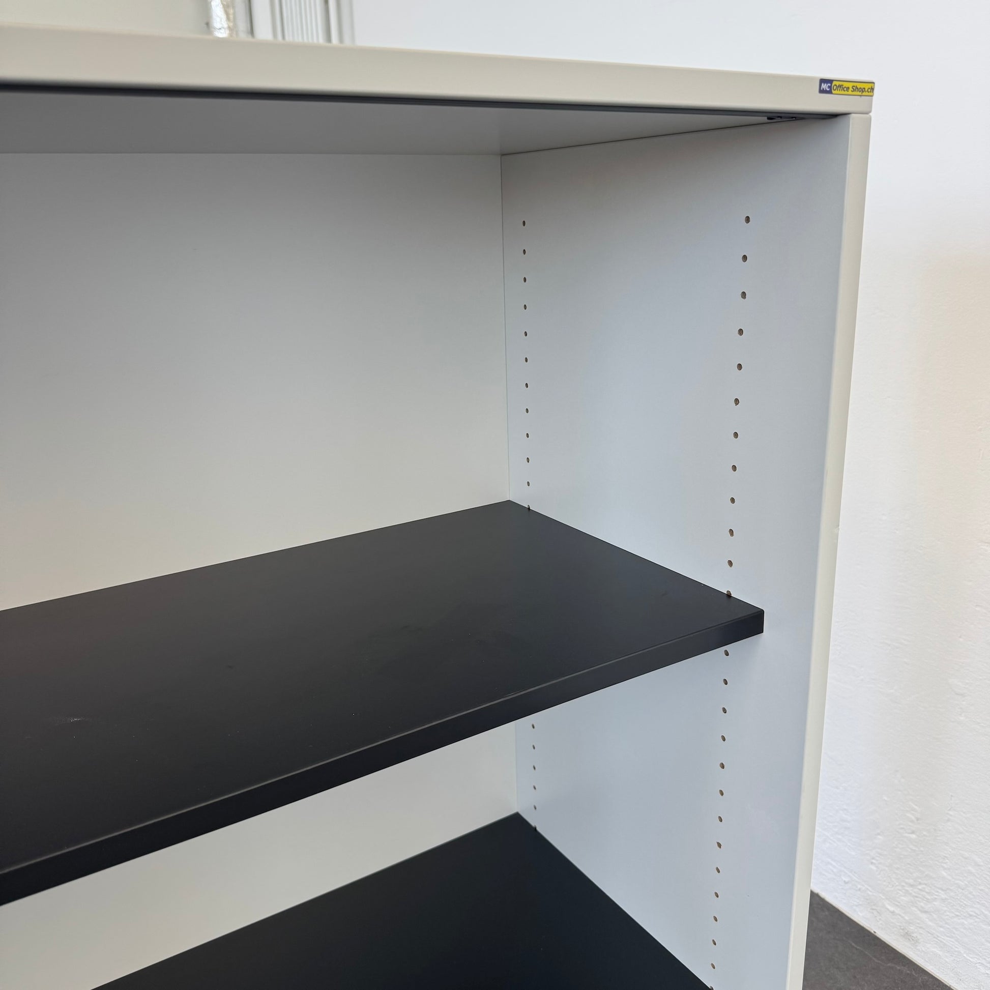 Steelcase Share It Duo Schiebetürschrank Detailfoto Ecke oben