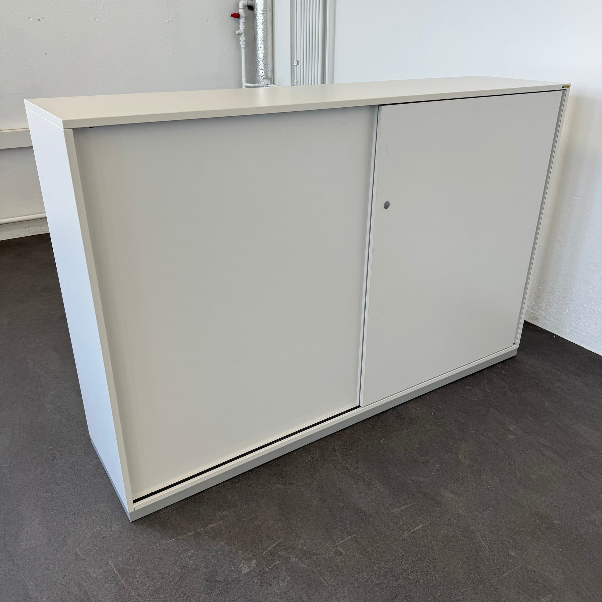 Steelcase Share It Duo Schiebetürschrank kann nur freistehend genutzt werden