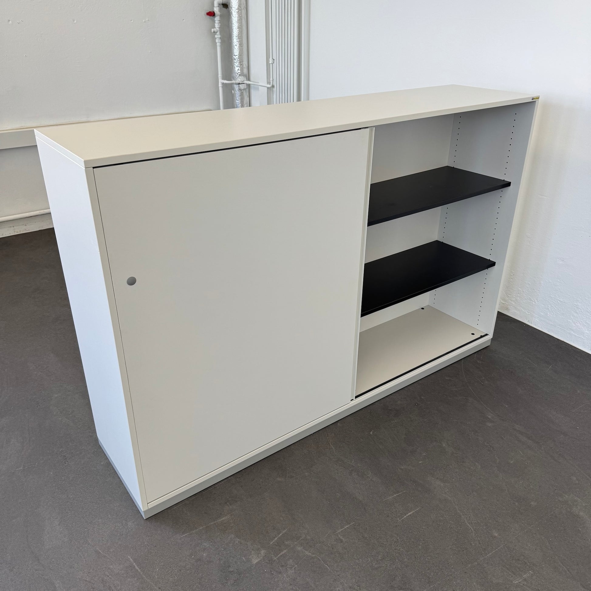 Steelcase Share It Duo Schiebetürschrank an der Wand