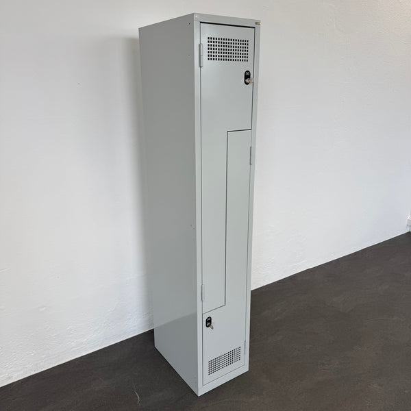 C + P Möbelsysteme Classic Plus Z-Spind 2 Abteile Lichtgrau