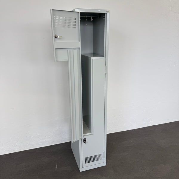 C + P Möbelsysteme Classic Plus Z-Spind 2 Abteile Lichtgrau