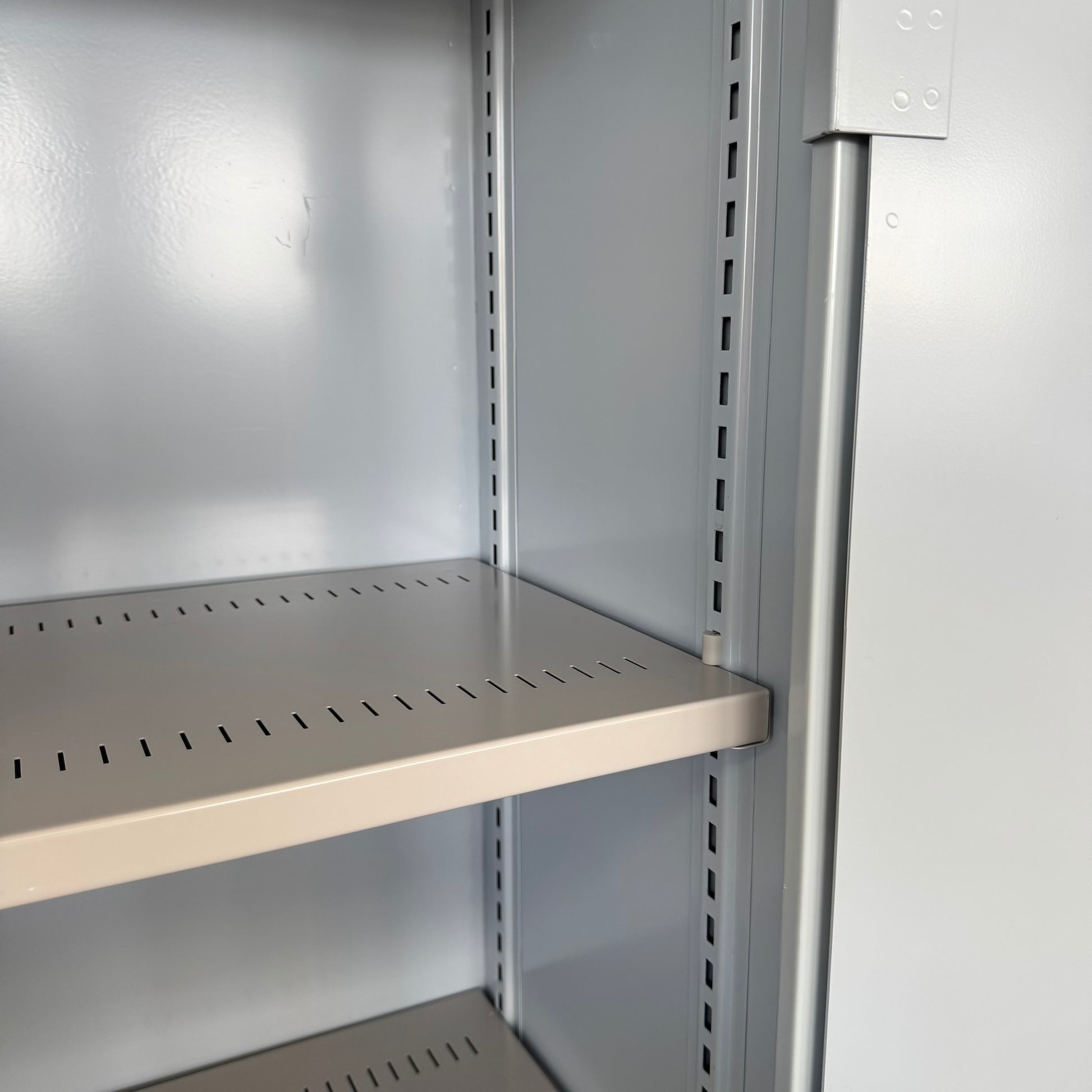 Lista Office Storage Flügeltür-Aktenschrank Detailfoto Fachboden