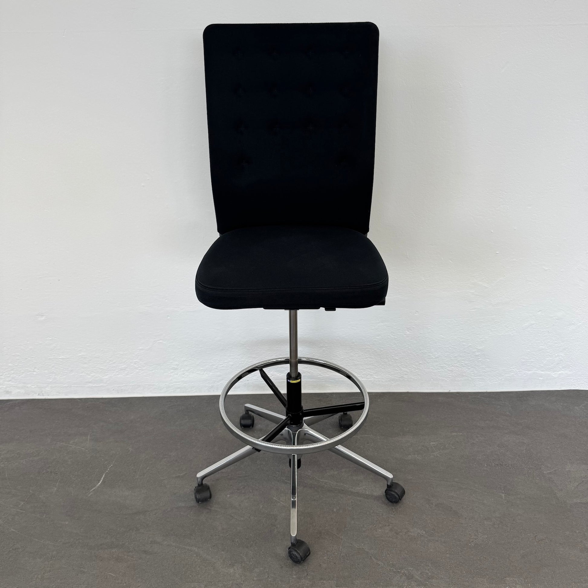 Vitra ID Trim Counter Drehstuhl Stoffbezug Dunkelbraun und Schwarz
