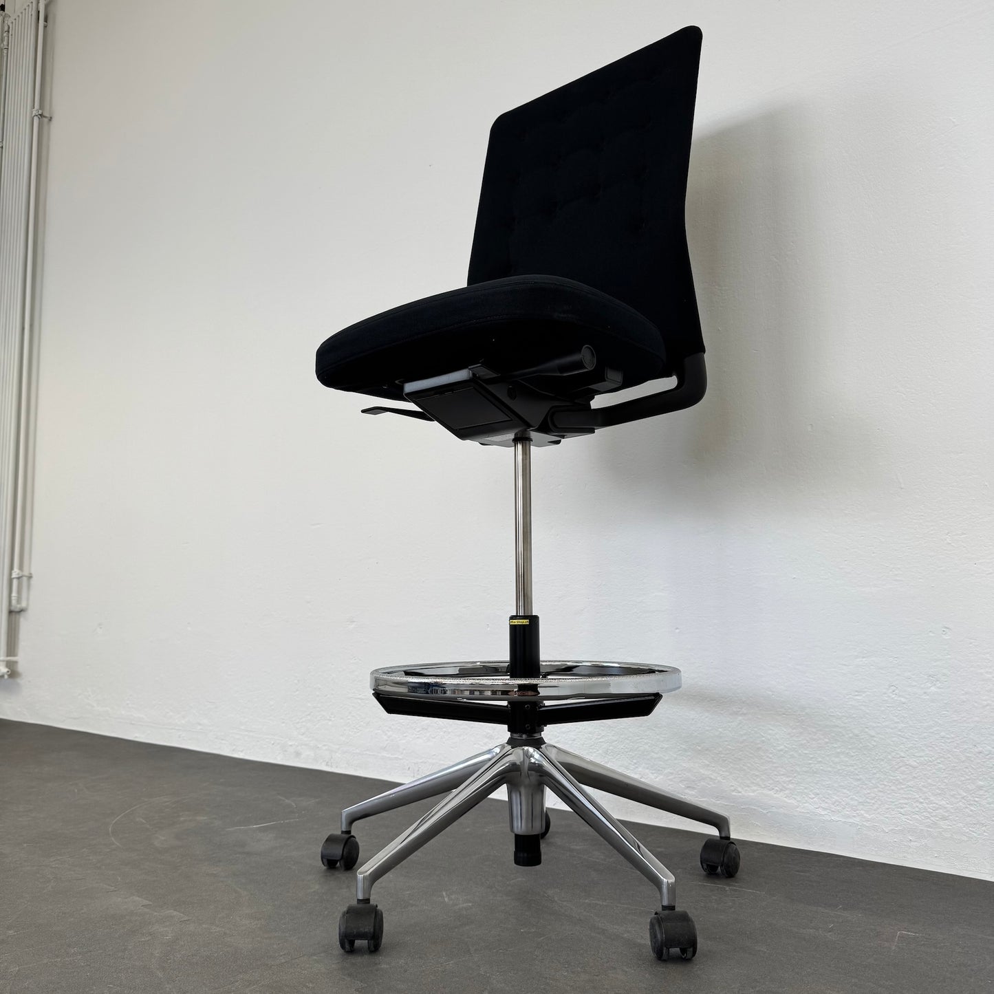 Vitra ID Trim Counter Drehstuhl Ansicht Mechanik von rechts