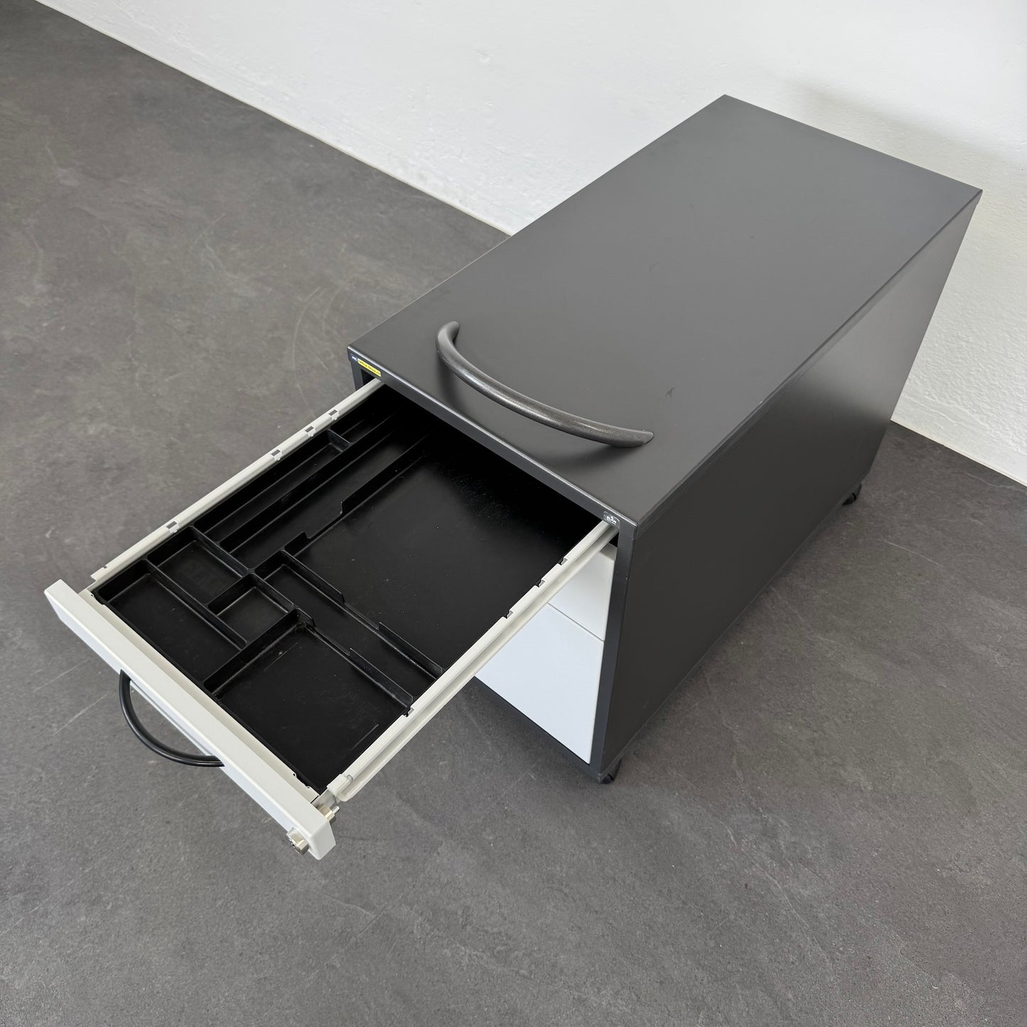 Elan Euroffice Unterstell-Korpus mit Materialschale offen