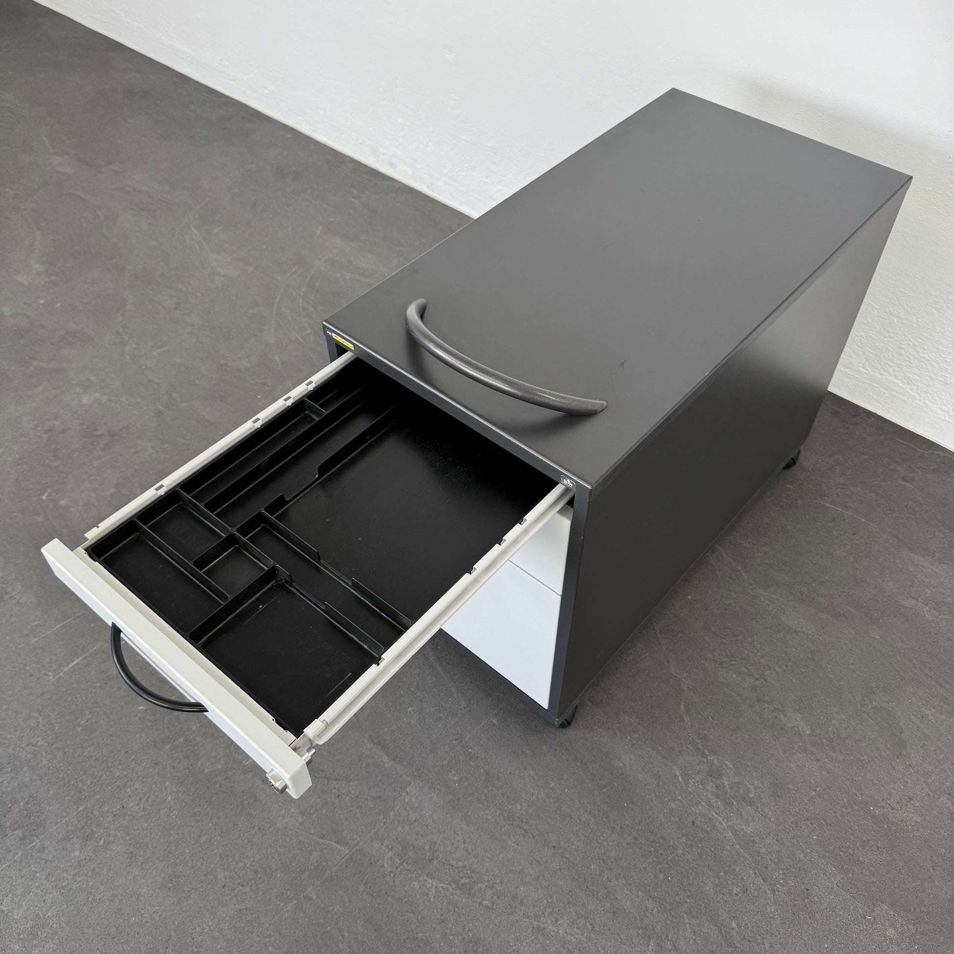Elan Euroffice Unterstell-Korpus mit Materialschale offen