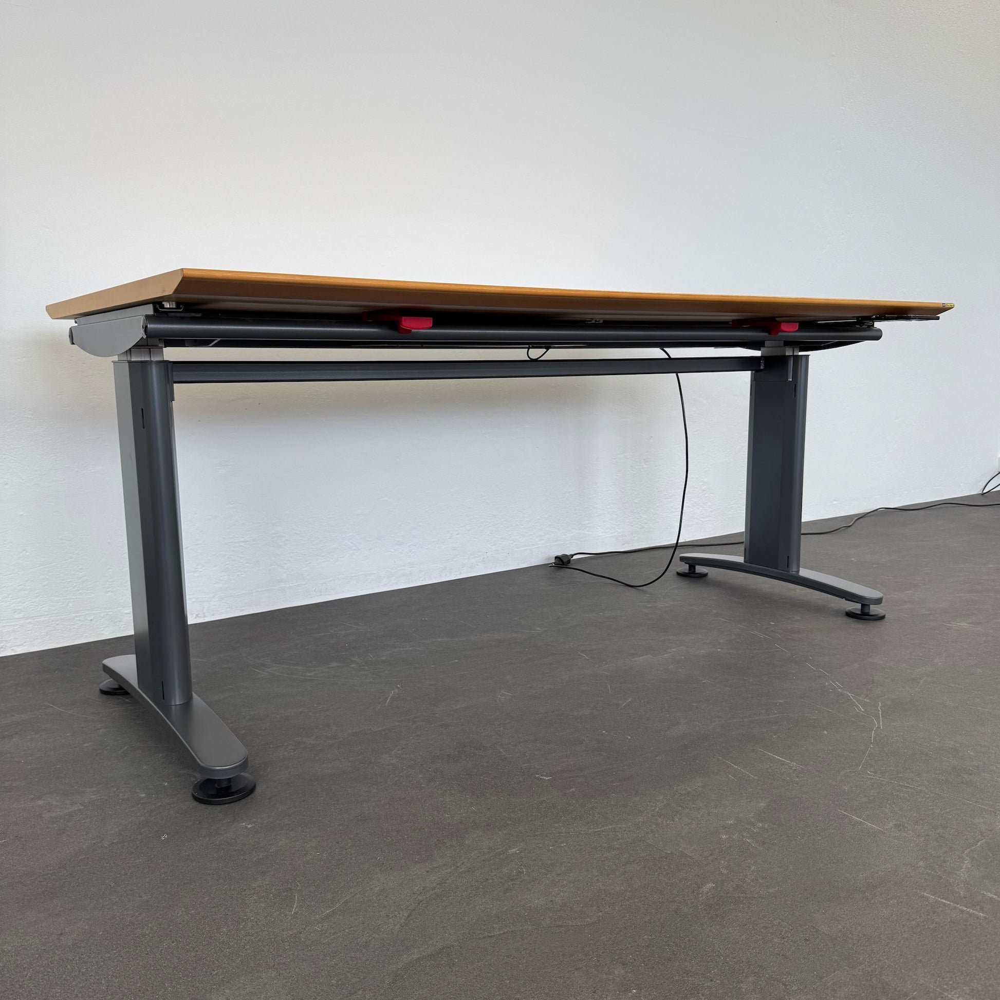 Ergodata System Desk Sitz-Steh Schreibtisch Ansicht von der Seite