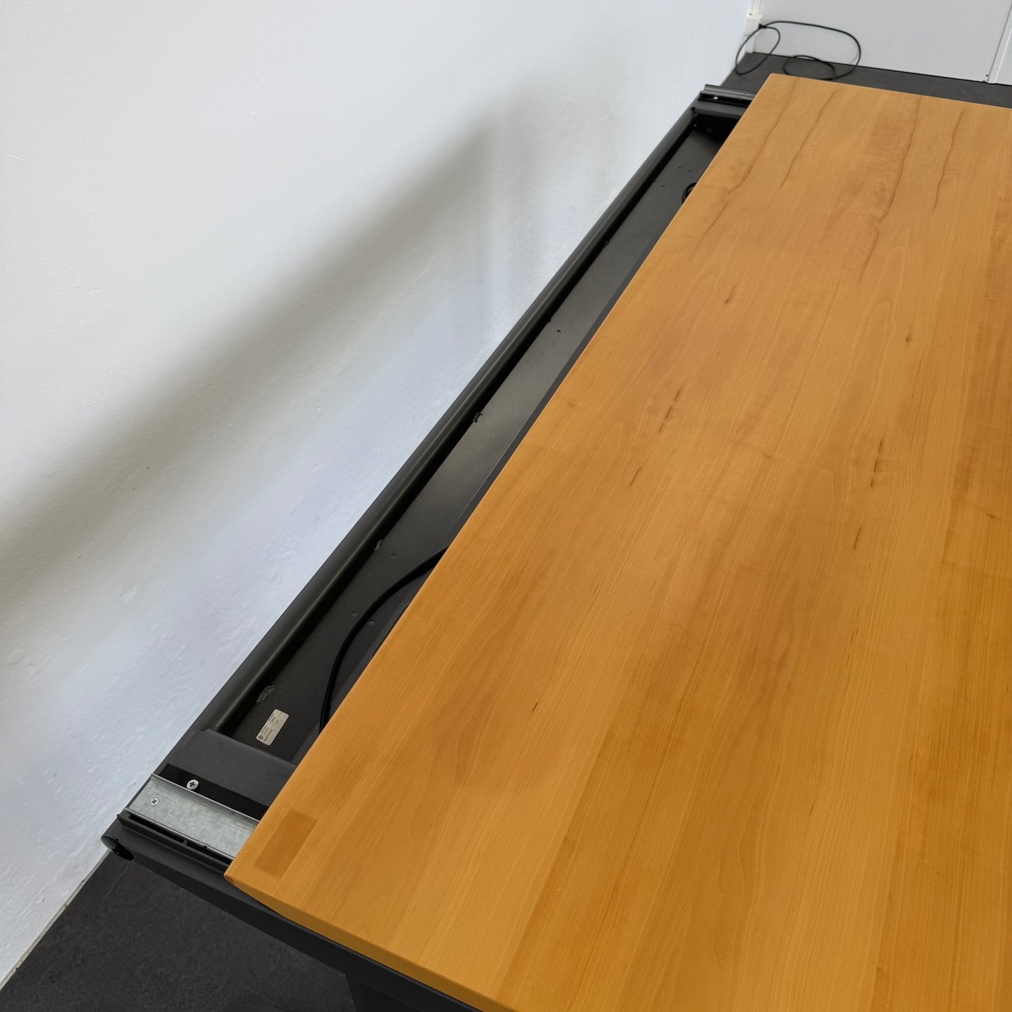 Ergodata System Desk Sitz-Steh Schreibtisch Detailfoto Kabelkanal