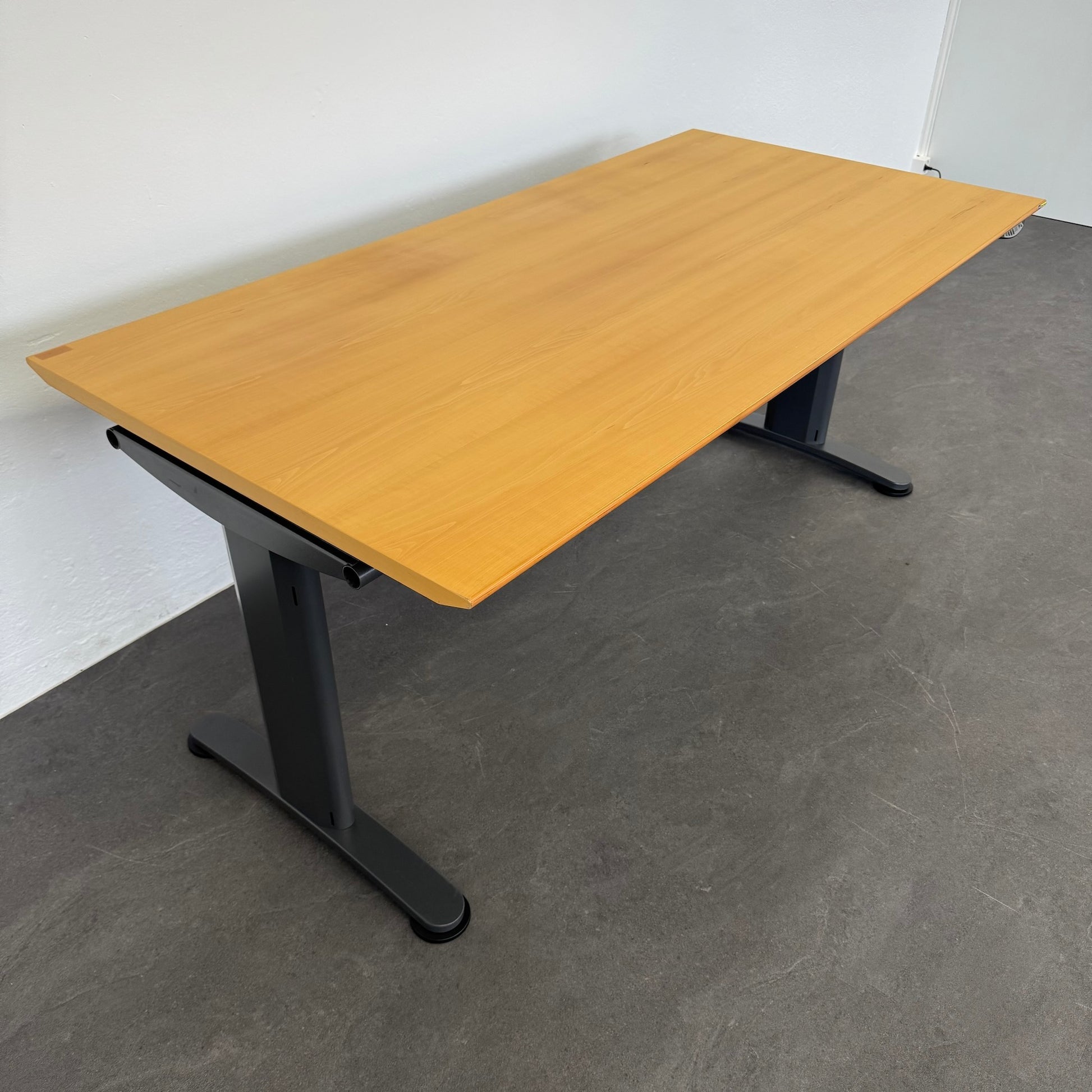 Ergodata System Desk Sitz-Steh Schreibtisch ganz unten