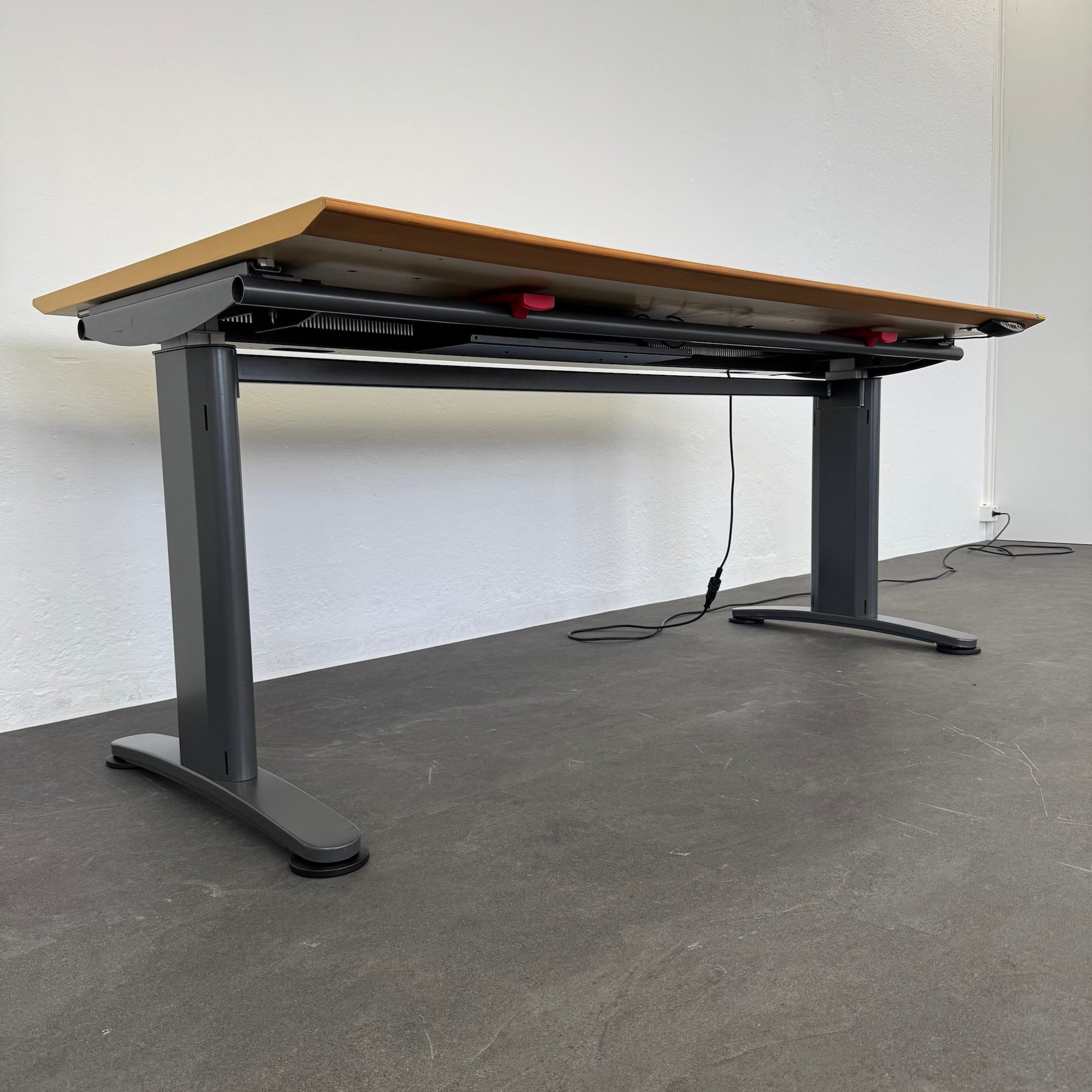 Ergodata System Desk Sitz-Steh Schreibtisch Ansicht von der Seite