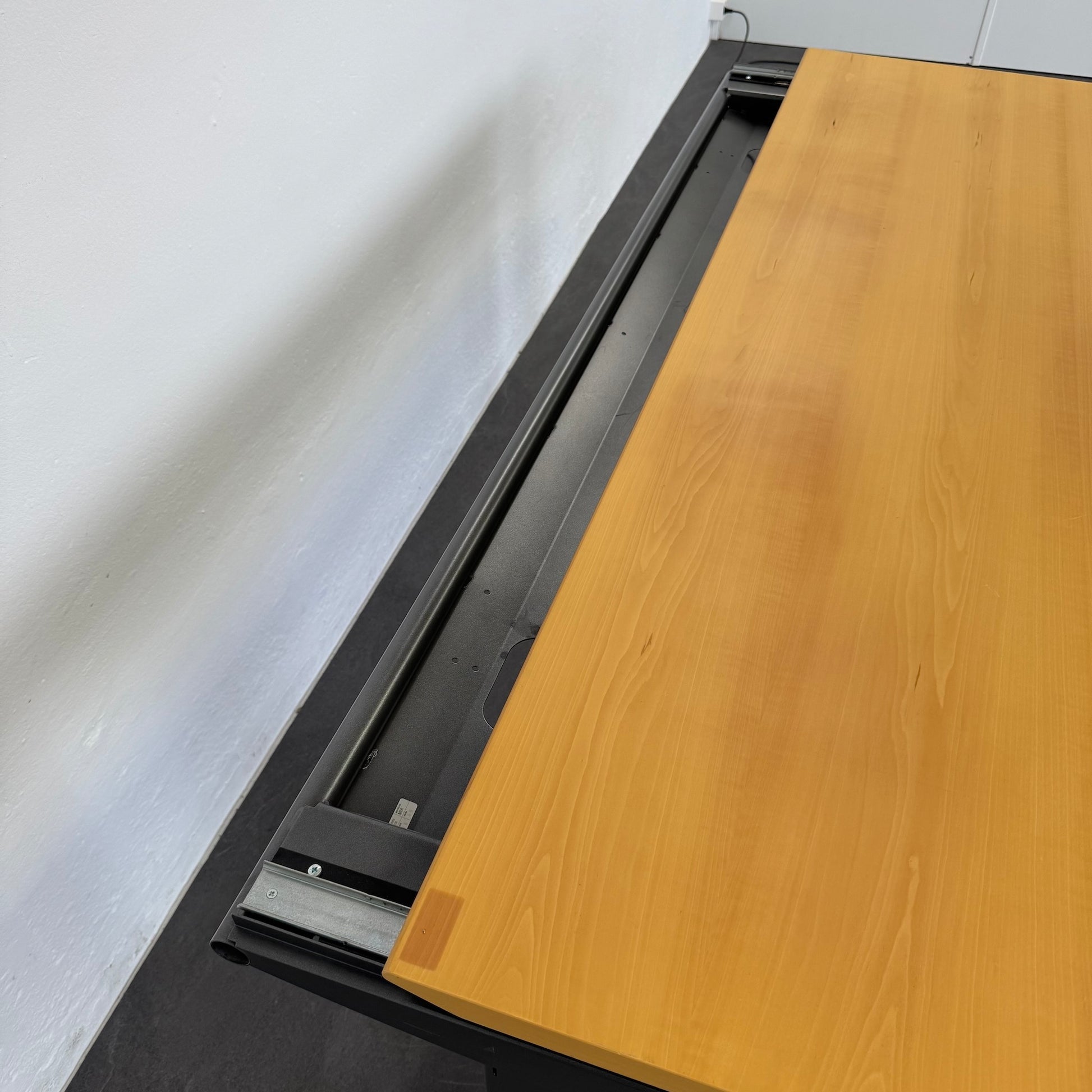 Ergodata System Desk Sitz-Steh Schreibtisch Detailfoto Kabelkanal