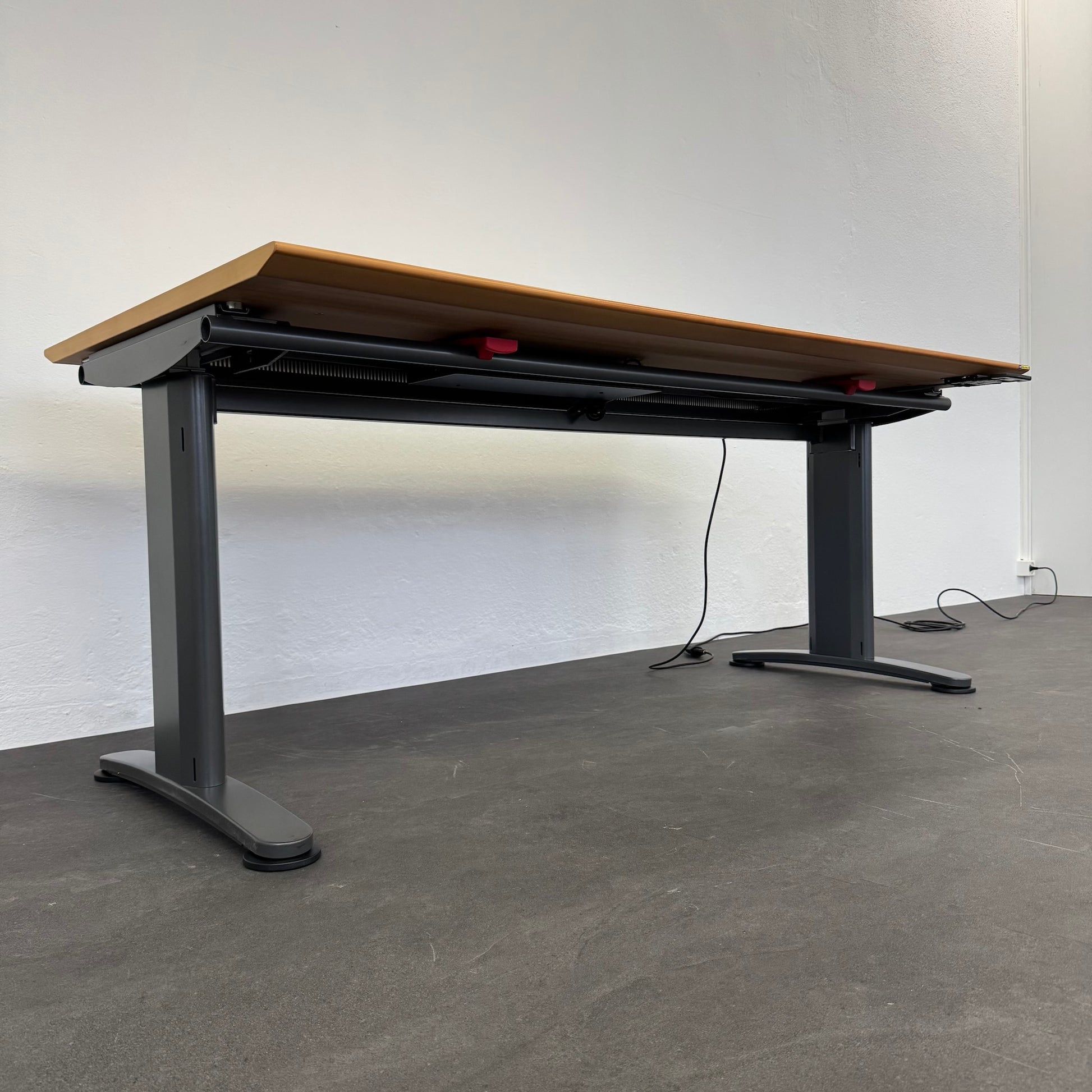 Ergodata System Desk Sitz-Steh Schreibtisch Ansicht von der Seite