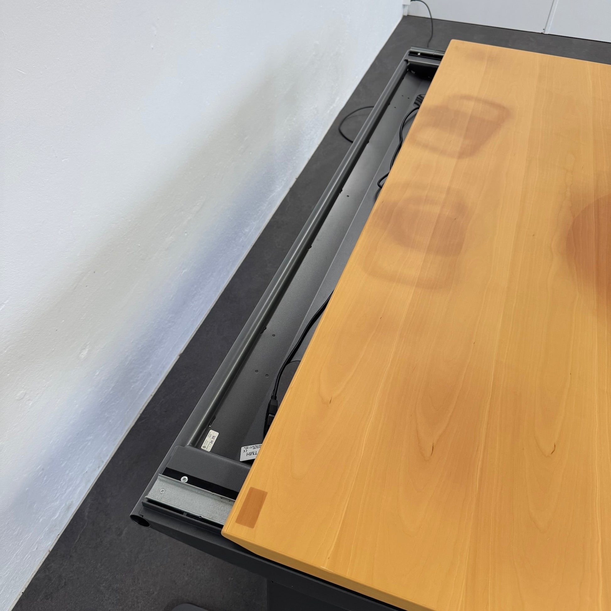 Ergodata System Desk Sitz-Steh Schreibtisch Detailfoto Kabelkanal