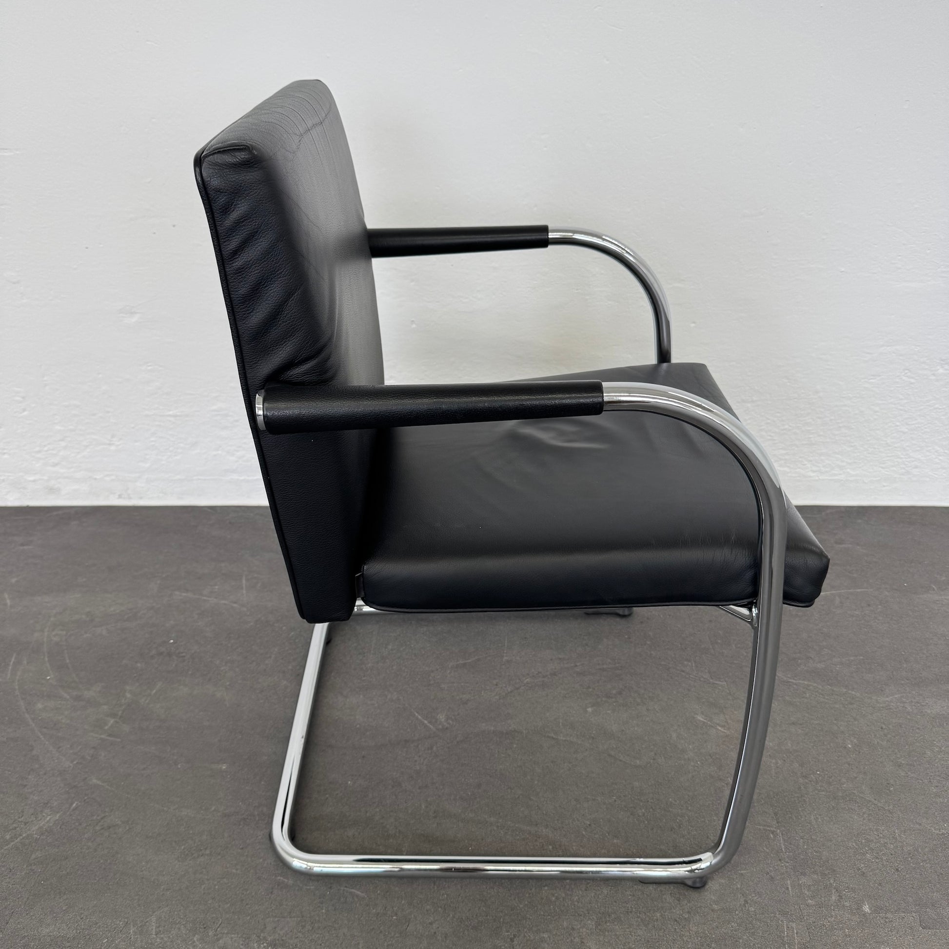 Vitra Visasoft Freischwinger mit Armlehnen